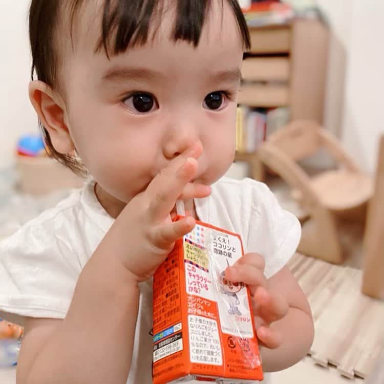 眞田佳織さんのインスタグラム写真 眞田佳織instagram 指を立て散らかして アンパンマンジュースを飲む赤子 おいしい おいしすぎるぜ 1歳2ヶ月 ちび丸 毎日赤子 成長記録 写真 撮影 秋 赤ちゃん 赤ちゃんのいる暮らし 親バカ部 育児アカウント