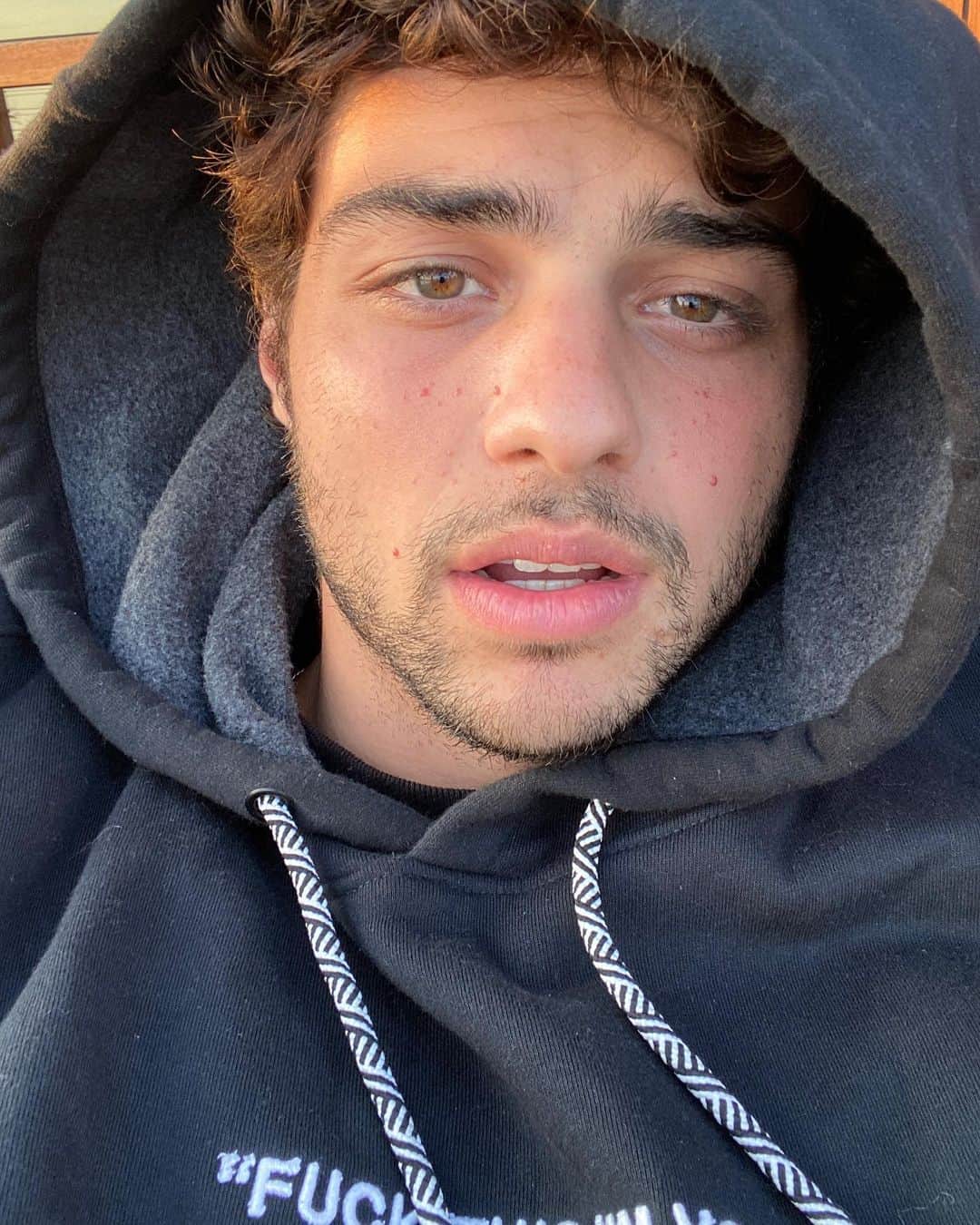 ノア・センティネオのインスタグラム：「Do we hate selfies or do we love them?」