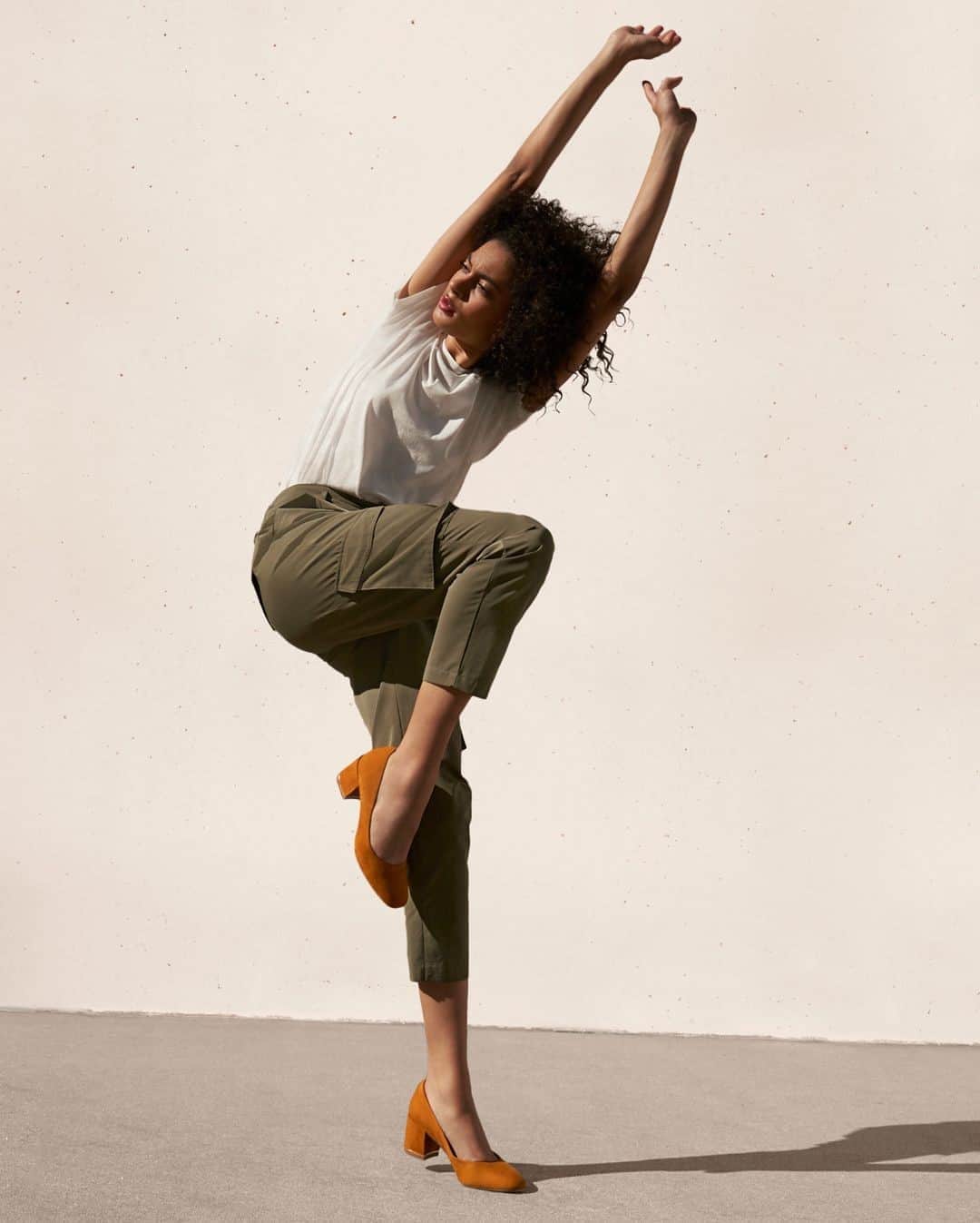 のインスタグラム：「Now, more than ever, it’s important to find balance in our lives…The Balance suede pump is available now. #ShoesWisely #FallStyle #Balance  When you shop at KennethCole.com, we donate to THE MENTAL HEALTH COALITION –a life-changing movement working to destigmatize all mental health conditions by unifying our partners’ efforts, including those focused on the emotional well-being of Black communities. Info link in bio.」