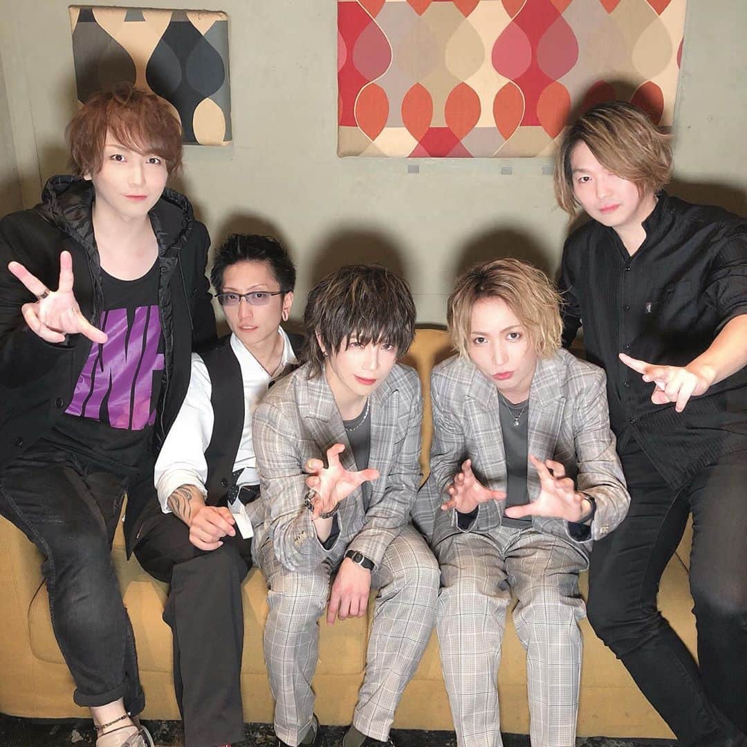葵のインスタグラム：「でこぽん配信LIVE「ACOUSTIC」 お揃いのジャケットセットアップで オトナでこぽんの奏でる音色も いつもとどこか表情の違うムードが　 出てたんじゃないかなって思います。 今回の楽器編成での可能性を強く感じれました。このメンツでツアー巡れたら楽しそうだね、なんて話をしてました。まずは会場にグランドピアノが常設されている雰囲気の良いお店を探してみようかと思います🍊🍊 #でこぽん #オトナコーデ #オトナの甘さ #オトナ可愛い #オトナがついたハッシュタグのワードおもしろいの多いね」