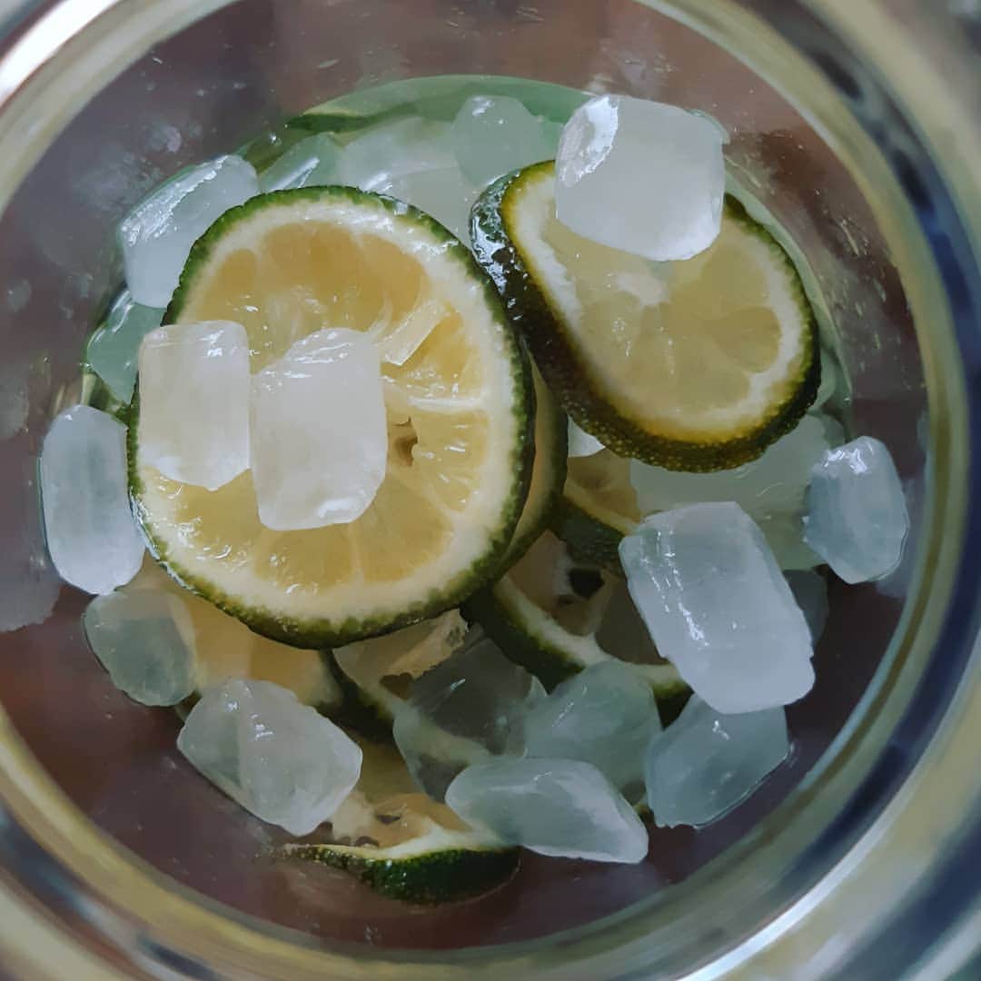 のインスタグラム：「立派なカボスもお裾分けしていただいたので、こちらは氷砂糖でシロップに。 キレイだなー✨」