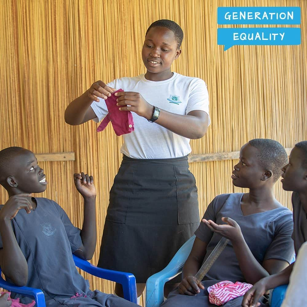 タミン・サーソクさんのインスタグラム写真 - (タミン・サーソクInstagram)「Christine is leading the Girls Education Club as they make their own sanitary pads. UNICEF is supporting teachers, parents and community members in Christine’s district to improve access and retention of girls in school.Girls like Christine and her friends deserve to stay in school and have dignity in all aspects of their life. You can follow @UNICEFAustralia to see how girls like Christine are becoming future leaders. #DayoftheGirl #GenerationEquality」10月12日 10時09分 - tamminsursok