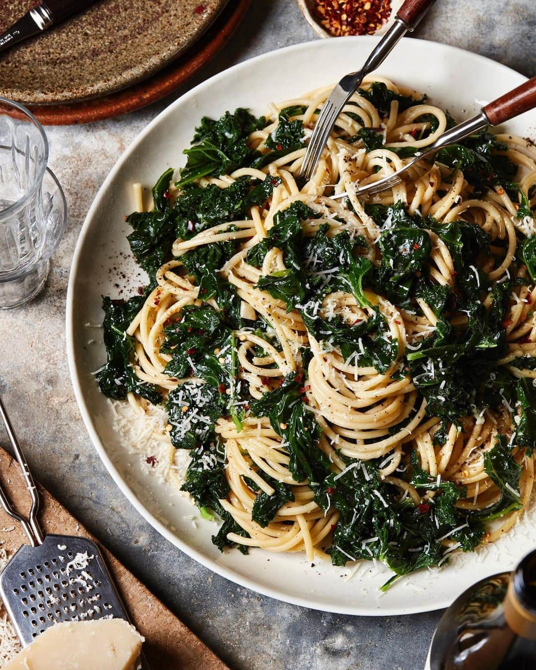 Gaby Dalkinさんのインスタグラム写真 - (Gaby DalkinInstagram)「Currently sitting next to a V vocal husband who is screaming at the TV and cheering / coaching / commentating like it’s his job 😂 and all I can think about is this weeks meal plan and this Cheesy Kale Pasta that is truly the easiest and most delish pasta ever!! Get this +5 other nights of recipes over on the blog! Link is in my profile https://whatsgabycooking.com/meal-plan-week-42/」10月12日 10時09分 - whatsgabycookin