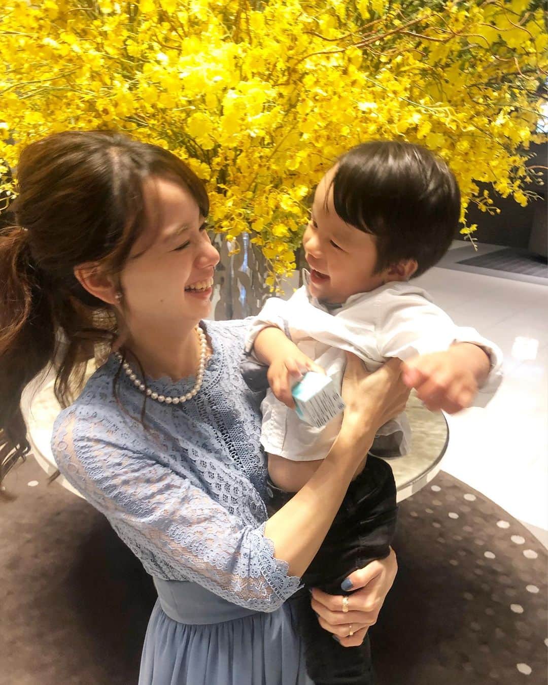 TANAKA SAKi 田中紗貴さんのインスタグラム写真 - (TANAKA SAKi 田中紗貴Instagram)「⋆﻿ 週末はいとこの結婚式でした💒♥️﻿ ぽん氏初結婚式参列👦🏻✨﻿ ﻿ 子連れ参列はハードやったけど、﻿ 想像よりはマシやった😂笑﻿ ﻿ ﻿ ﻿ コロナで大変な時期やけど﻿ みんなでお祝いできてよかった💐💓﻿ 末長くお幸せに👰🏻♥️🤵🏻﻿ ﻿ ﻿ ﻿ ﻿ #結婚式#結婚式参列﻿ #男の子ママ#ママガール#ママモデル﻿ #息子2歳#正装やのに乱れまくるw﻿ #モデル#ぷんにー#田中紗貴」10月12日 10時10分 - sakiwo.523