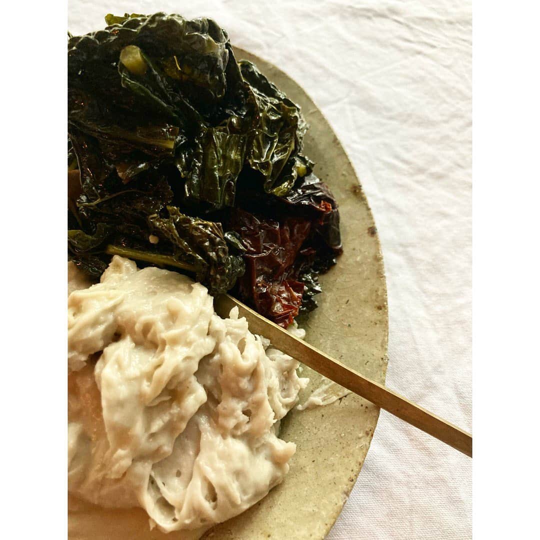journaleatripのインスタグラム：「satoimo  昔昔 先代の夢枕に 里芋を植えなさい そしたら美味しい里芋ができ 皆んが喜び富となります となり、それいらい作り続けている里芋が等々 時季到来！  里芋好きは いってもたってもいられない。 先ず蒸す。 小粒な子を一口。 その甘さとねっとり濃厚さな吃驚感嘆。 大好きなマッシュ (蒸した後に少量のオイルと塩でペーストに) 黒キャベツのオイル煮と一緒に。 海老を添えようとおもったけど 必要なし。 地味な写真 美味しさ伝われーっ！  #今週もsoilに #板橋区よりやってくる」