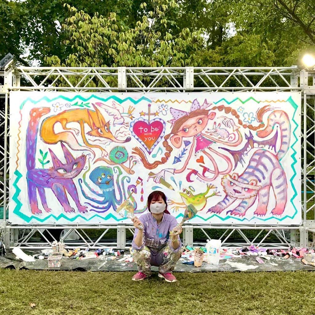 チアキコハラのインスタグラム：「こんな豪華アーティストのライブ聴きながら同じステージ内で描けるなんて最高♪久しぶりのライブペイントでした！！ いつまでもあなたと共に！ あなたの味方です。 to be with you💘 . #fm802  #Livepaint #ライブペイント #osakagenkipark  #大阪文化芸術フェス  #ライブペイント #絵描き #チアキコハラ #colorful #animal  #chiakikohara #art🎨 #artwork  #painting #fox🦊　#cat #octopus #tiger #bat🦇」