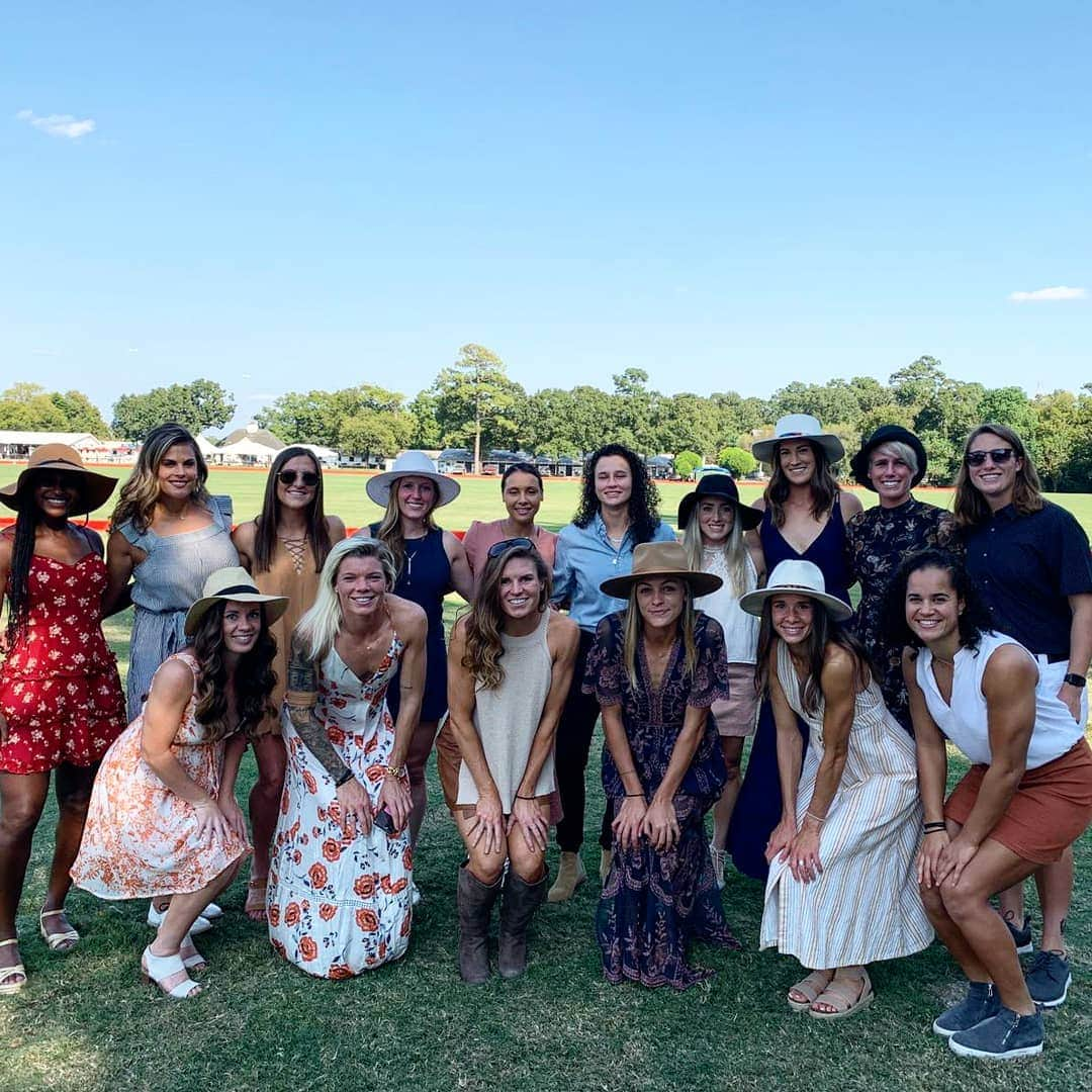 ソフィー・シュミットさんのインスタグラム写真 - (ソフィー・シュミットInstagram)「Dressed up change up. 🧡 These ladies!  . #Polo Something New ☝🏼We were all in the corner on our own. Mask wearing with the exception of these photos.* . . . #PrettyWoman #HoustonDash #Houston #pixiecut @juliaroberts」10月12日 10時17分 - sophieschmidt13