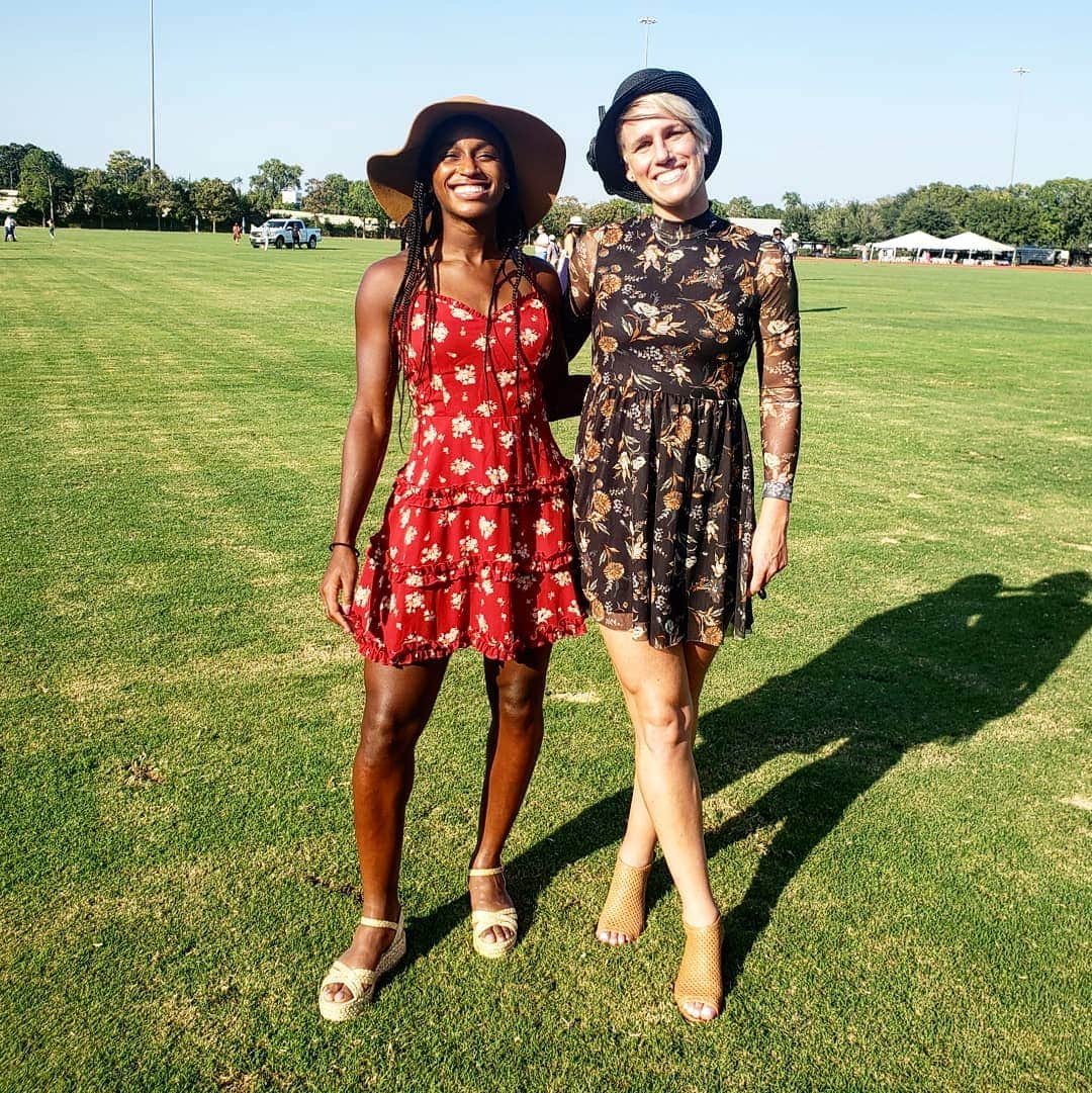 ソフィー・シュミットのインスタグラム：「Dressed up change up. 🧡 These ladies!  . #Polo Something New ☝🏼We were all in the corner on our own. Mask wearing with the exception of these photos.* . . . #PrettyWoman #HoustonDash #Houston #pixiecut @juliaroberts」