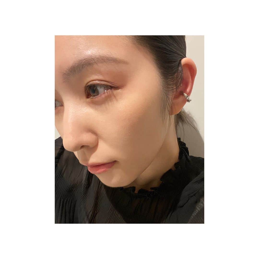 のインスタグラム：「... 愛しのアクセサリーブランド"mellow" 新作のイヤーカフは花弁の薄さや立体感など、 芽朗ちゃんのこだわりがつまっていて、 モチーフの真ん中にはスワロフスキーが✧ (スワロも色が沢山あって、悩んだ🤤) 上品かつ美しいジュエリーです💎 他の新作もめちゃくちゃ可愛いので、 また紹介させてください😉🌼 (もうあのコは買う予定💍) (勝手に宣伝する気満々) (めろちゃんお写真お借りしました(2枚目))」