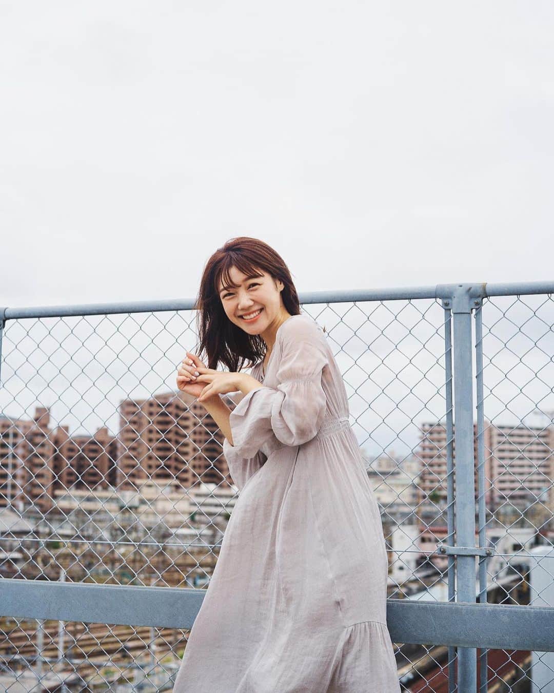 のインスタグラム：「🕊 . アクセントプライム 続けてます…♡♡(@modenaclinic ) . 4回目にして、 二の腕が確実に引き締まってきた！ 効果を実感したので、 ふくらはぎも始めました…！✨ . 2枚目はモデナクリニックの オリジナルエコバッグ🛍 . 箱田先生が「いろんな使い方が出来るんですー😳」 って教えてくれる姿がめっちゃかわいかった🥺💞 . コンパクトにもなるし、巾着にもなる！ 使い勝手も良さそうです👏✨ . . カメラは @ren_fujishige  撮影してるときずっと写真について話してくれて、 本当に好きなんだなあって思うとなんか嬉しくなった☺️ . めちゃエモい写真撮ってくれるよ！ ありがとう😌🌼 . . #renfujishige #モデナクリニック#modenaclinic#アクセントプライム#痩身#二の腕痩せ#美脚#箱田美菜#福岡大名  @dr_hakodaharuna @dr.miyatani @modenaclinic」