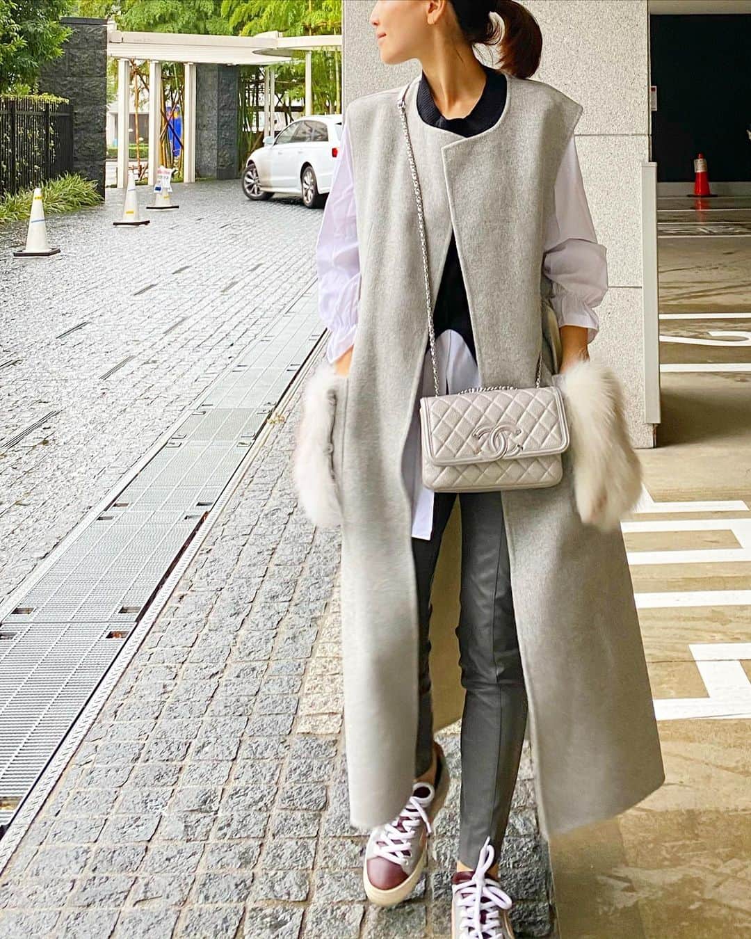 のインスタグラム：「週末寒かったですね、、、☔️ そんな日は #レザーパンツ 大活躍☺️今までZARAのモノを購入してましたが、H&Mの方がサイズ感合う事に気づき、今季は @hm ☺️ #スニーカー　と合わせました😊 ・ ・ ・ ・ #エチアンドエム #ピエールアルディ #シャネル#glamorousgarden   #フェイクレザー #フェイクレザーパンツ #スキニー#パンツコーデ#エコレザー」