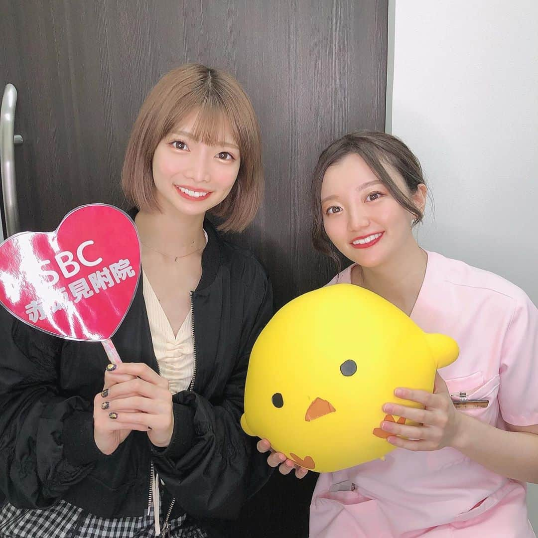 米倉みゆさんのインスタグラム写真 - (米倉みゆInstagram)「可愛すぎる詩音先生～🐣❤️ 出てきたひよこが思ってたより大きくて、ほっこりしました🤣笑 . . 今日は湘南美容クリニック赤坂見附院の詩音先生( @sbc_shion.h )にお肌の相談に行きました💆🏻‍♀️ . 花粉で顔が荒れてぼこぼこだったのと、マスクニキビが治らないので ピーリングとイオン導入(ベビースキン)、美容点滴しました！ . よく美容点滴皮膚科でやるんだけど、今日はチューブに残った薬剤最後まで体内にいれてもらえて感激！笑 いつも皮膚科だと吊るされてる中身がなくなったら針抜かれるから！(伝われ) . . . 詩音先生は二重整形と豊胸、婦人科が得意な先生で、二重では関東で指名No.1の女医さん😳すごい . 優しくて親身になって相談聞いてくれるし、的確なアドバイスくれるから、お悩みのある方はぜひ相談に行ってみてね！ お顔小さくて目がキラキラ綺麗で素敵な方でした😭また行きたい😭 . . . . . . #エレクトロポレーション #ベビースキン #美容点滴 #プラチナカクテル #アンチエイジング  #ビタミン点滴  #トラネキサム酸 #美白ケア #ニキビケア  #美活 #皮膚科 #美容 #イオン導入 #肌荒れ #トーンアップ #美白 #湘南美容外科 #湘南美容外科クリニック #美容外科 #エステ #美容垢 #肌改善 #敏感肌 #毛穴ケア #美活 #レーザー治療 #美肌 #柏駅 #スキンケアマニア #スキンケア好き #美肌レシピ」10月12日 16時00分 - yone__miyu630