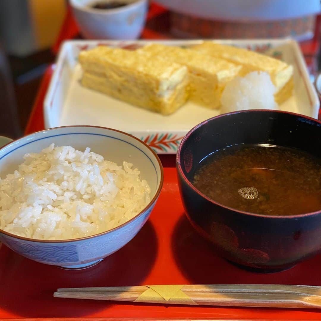 永里源気のインスタグラム：「隠れ家的なカフェ発見✨ 今日食べた出汁巻き卵定食✨✨ 店内の雰囲気とかの詳細はゆうきのブログに載せてるのでチェックしてみてください😊  https://t.co/F1jGAX7FrN  鐵馬厩(てつまや) 神奈川県厚木市上萩野1859番地  #厚木グルメ #厚木市 #カフェ #ランチ」