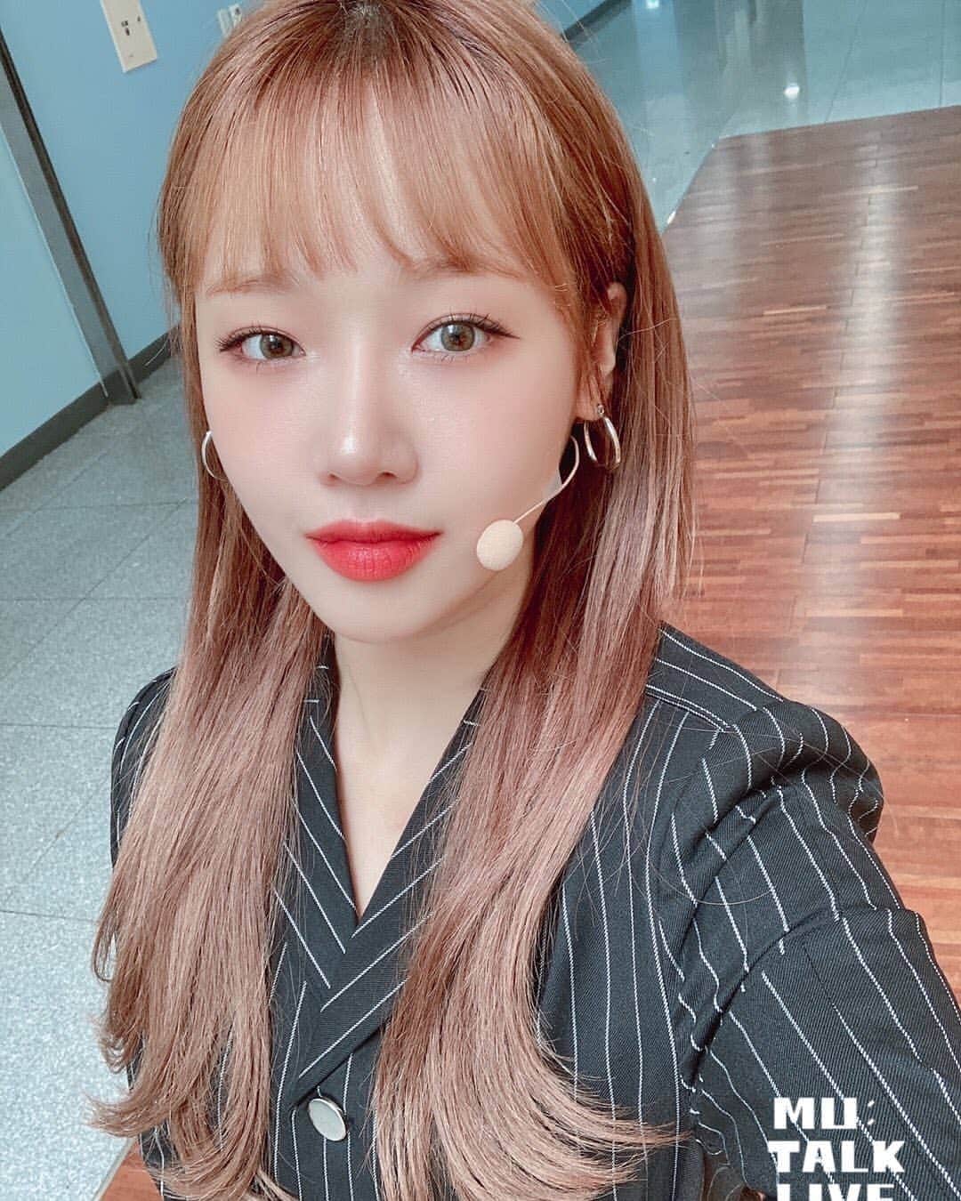 チェ・ユジョンのインスタグラム：「<뮤톡 라이브> D-DAY✨ [📸] #위키미키 대기실 셀카 대방출😎  8인 8색 시크 카리스마💥 와일드 엘레강스로 돌아온 #위키미키 의 #COOL 한 무대가 궁금하다면?!👀  <COMEBACK SHOW MU:TALK LIVE> 오늘 오후 8시, 카카오 TV에서 만나요💗  #위키미키 #WekiMeki #MUTALKLIVE」