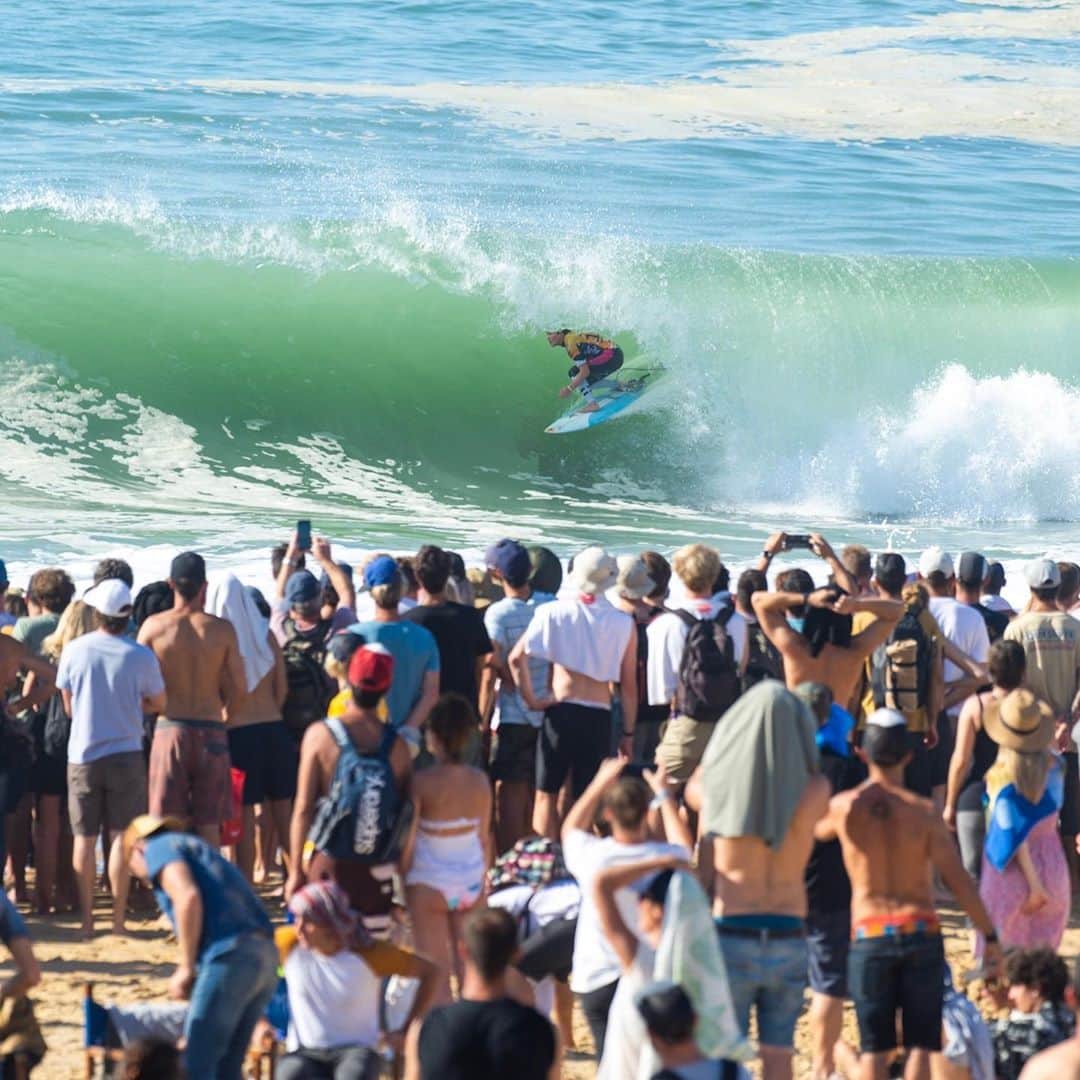 カリッサ・ムーアのインスタグラム：「Missing the Europe vibes💃 This time last year #baquettesandbeachies photos: @wsl @tallteef @badboyryry_」
