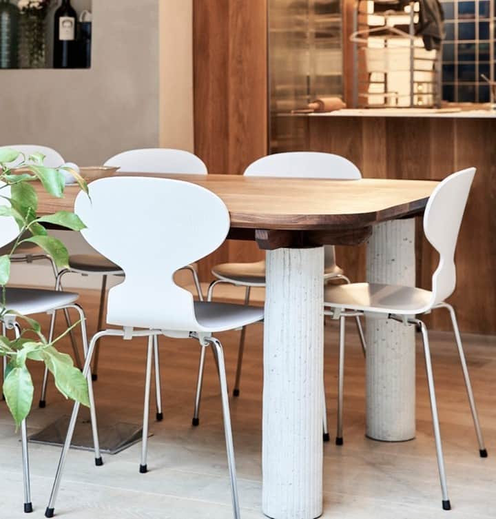 フリッツハンセンさんのインスタグラム写真 - (フリッツハンセンInstagram)「A perfect blend of classic and contemporary interior design, Sonny Times at @sonnycph  offers great coffee and homey food in elegantly modern surroundings  Explore more via link in bio  Captured by @nikolajtr  #fritzhansen #ant #arnejacobsen #danishdesign #danishdesignfurniture #sonnycph #diningroom #diningroomdesign #chairs #diningroomdesign #designchair #프리츠한센  #フリッツハンセン」10月12日 16時00分 - fritzhansen