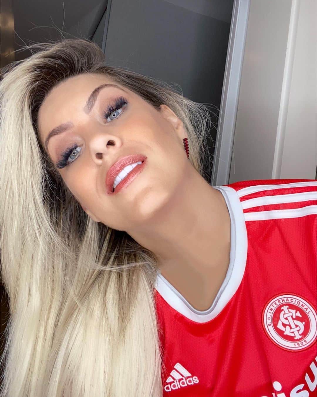 レナータ・ファンのインスタグラム：「Que sufoco! Jogo bem truncado contra o Furacão! FINAL Inter 2 X 1 Athletico Paranaense. Hoje, sofri... pelo menos temos @tgalhardo que faz a diferença! E hoje @marcelolomba fez duas defesas monumentais que ajudaram na manutenção do resultado #inter #internacional #colorado #futebol #fútbol #soccer #vamointer #vamovamointer #bigfan #brasileiro #brasileirão #torcedora」