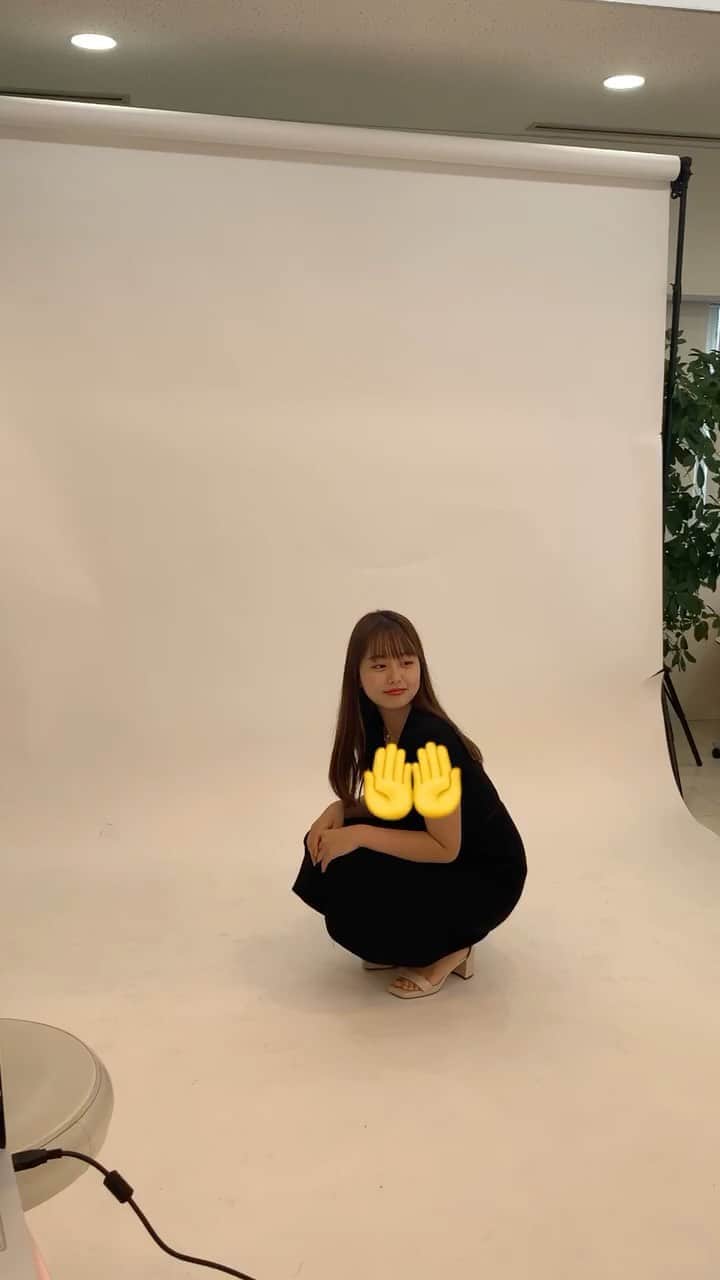 犬塚花菜子のインスタグラム：「まりねえが撮影風景撮ってくれました✌️🏻ありがとう！💖  #ミス桜美林#ミスコン#桜美林大学#宣材写真#オフショ#撮影#黒ワンピース#ワンピース#ミスコレ#l4l#f4f#ootd#lfl#Instagram#リール#撮影モデル#camera」
