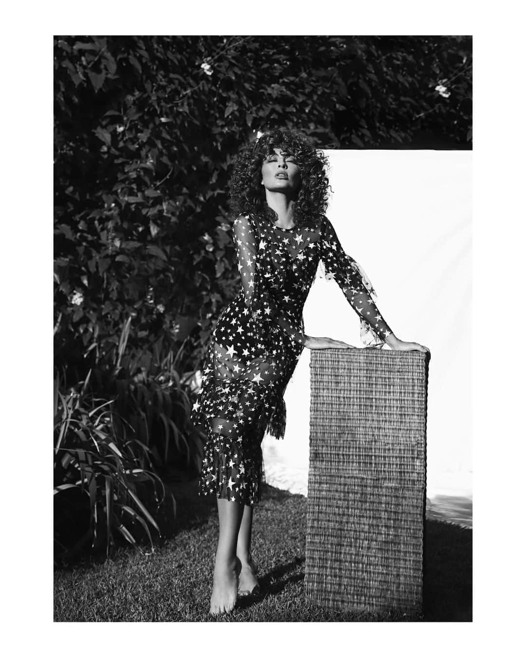 ジュリアナ・パエスのインスタグラム：「🤍🖤」