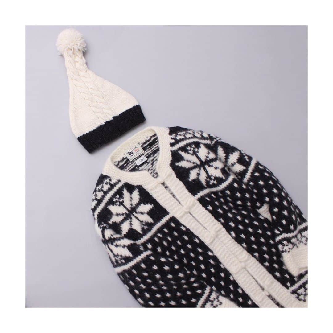 iami_official_instagramのインスタグラム：「【new arrival】  hand knit Nordic cardigan  ネパールでひとつひとつ手編みで作られたニットカーディガン。  手作業のいびつさが味わい深く、愛らしい1枚。  柄部分が浮き出るように2種類の糸で編み分けました。  egg/black ¥15,800+tax  ____________________________  #iamiinfact #latelierdusavon  @latelier_du_savon_official  @ambidexstore」