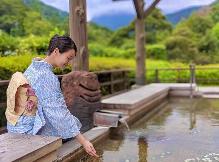 のインスタグラム：「自然に包まれながらの足湯はいかがですが？♨️  お湯の温度みてます☺️  風な写真📸  @hotelokada  #箱根 #国内旅行 #goto #温泉#onsen #hotelokada #ホテルおかだ #温泉旅行 #hotsprings #japan #hakone #旅行 #日本の風景 #景色 もうすぐ #紅葉 #家族旅行 #女子旅  #足湯   #吉山りさ #温泉女子 #温泉ソムリエ #温泉モデル #フリーモデル #👘 お#着物 #japaneseculture」
