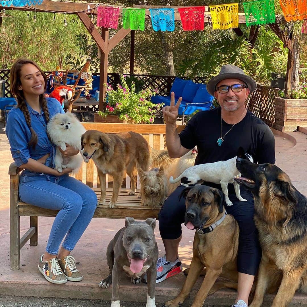 ヤネット・ガルシアのインスタグラム：「TRUST-RESPECT-LOVE ❤️  @cesarsway El experto canino más famoso del mundo y es mexicano 🇲🇽🙏🏻 Gracias @cesarsway por tu tiempo y sabiduría. Tu historia de superación es motivación y gran inspiración para todos los mexicanos y latinos.  Te quiero y admiro tanto!  Gracias por este increíble día 😍🐶 @iamthemamacita」