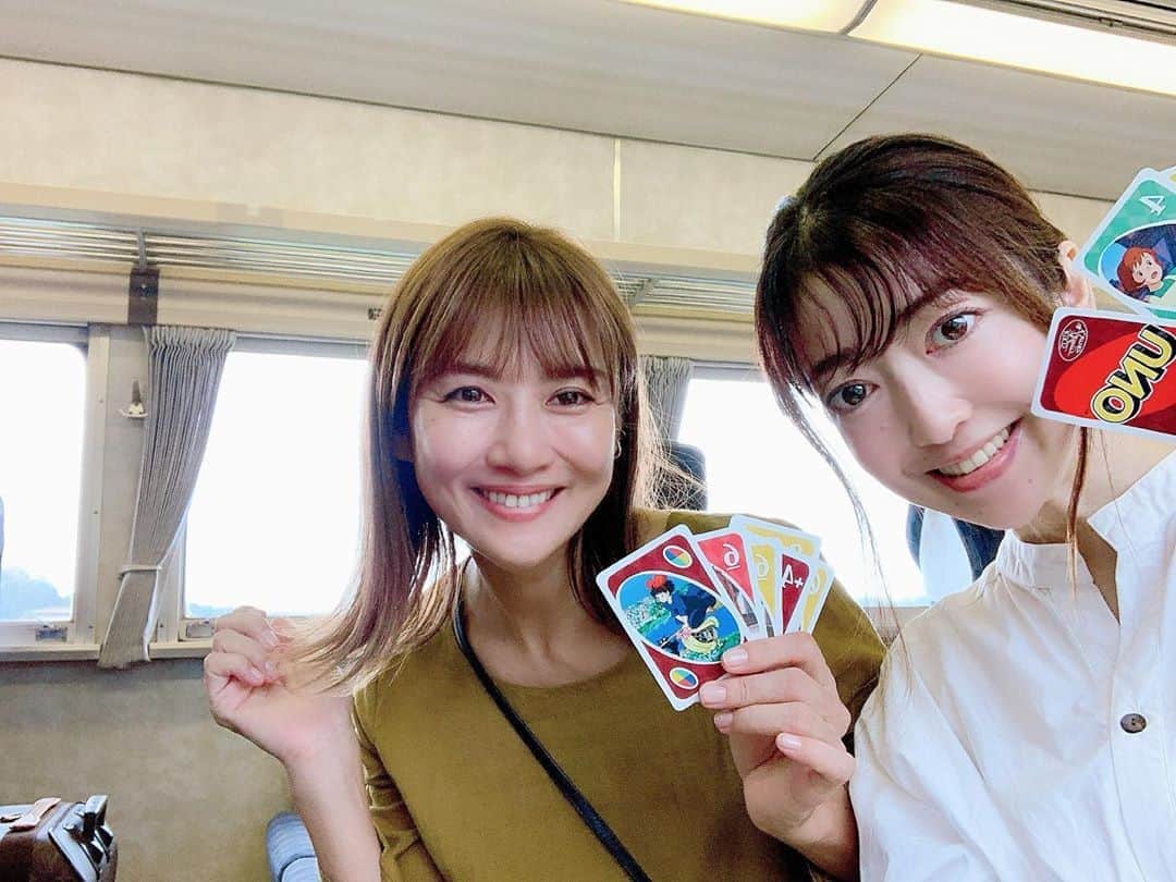 藤崎奈々子さんのインスタグラム写真 - (藤崎奈々子Instagram)「電車に乗ったら 始発から終点までひとっこ1人乗ってこなかった🤣 貸し切り車両で、魔女宅のUNOで盛り上がる2人🃏 ・ #スカスカ#踊り子号#昭和感満載#魔女の宅急便#uno女子」10月12日 10時44分 - nanakofujisaki