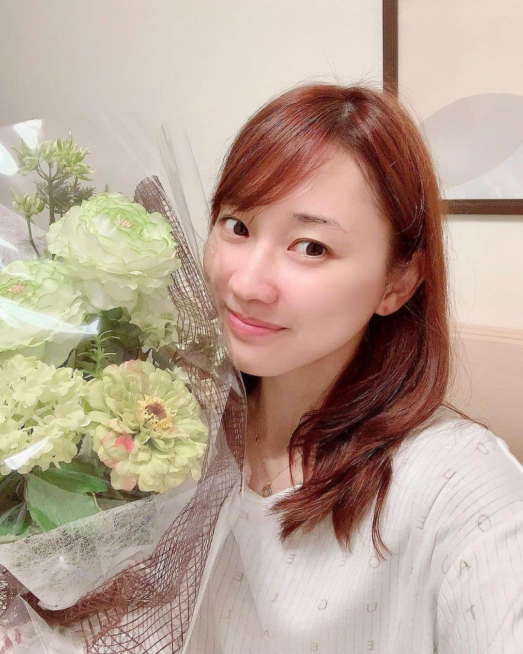 梶恵理子さんのインスタグラム写真 - (梶恵理子Instagram)「28歳になりました💐💕 素敵な一年にしたいと思います🐈✨ . 既にDMでもたくさんのお祝いの言葉 ありがとうございます🙇🏻‍♀️💕 これからもかじえりをよろしくお願いします🥺 . . . #かじえり#誕生日#mybirthday」10月12日 10時55分 - kajierimakeup