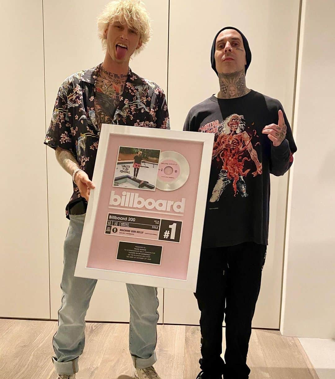 Young Gunnerさんのインスタグラム写真 - (Young GunnerInstagram)「🙏🏼」10月12日 10時56分 - machinegunkelly