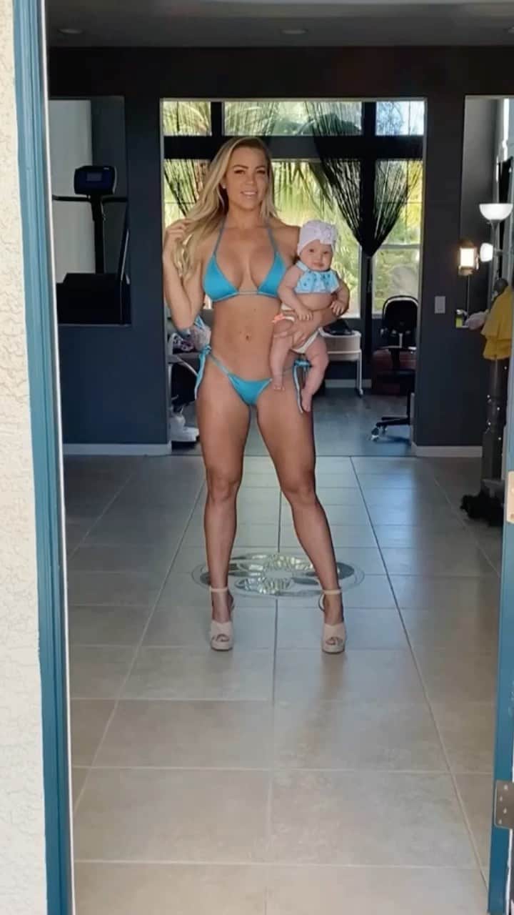 Lauren Drain Kaganのインスタグラム：「4 months #postpartum 💪🏽 @ariaskyekagan was so small🙈 I’ve been training 3-5 days a week mostly my challenge workouts💪🏽 See all my training plans on LaurenDrain.com or link in bio @laurendrainfit 🥰 #postpartumbody #postpartumjourney #fitmom #newmom #newmommy #mom」