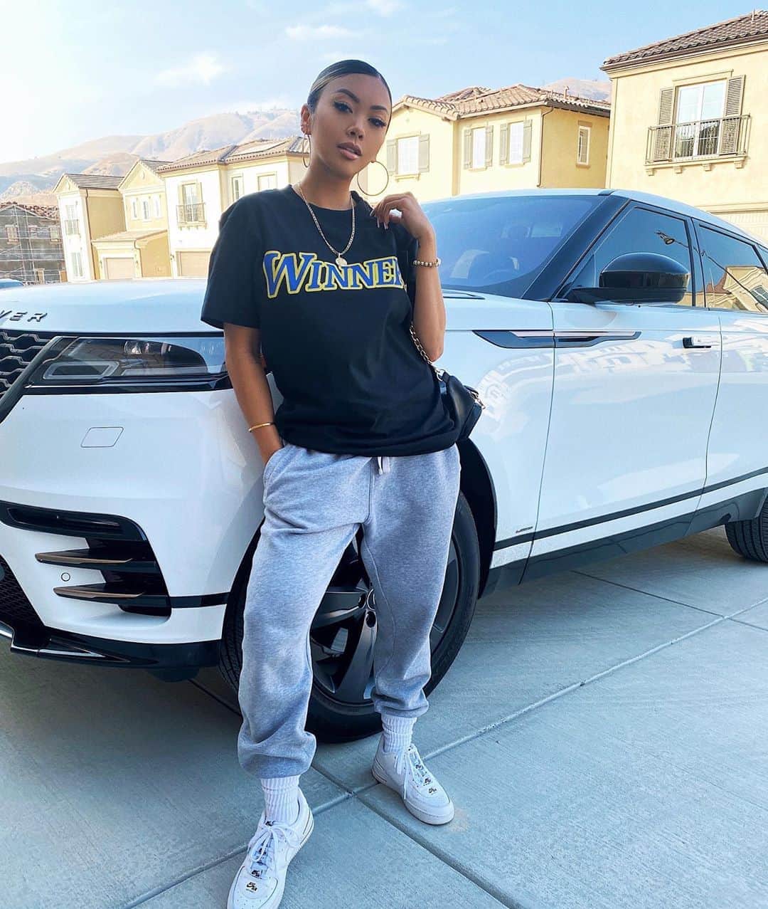 リアン Vのインスタグラム：「Winners never give up! 👏🏽 In honor of the Lakers winning the Championship 🏆I have a special 24 hour Limited “Winners” T’shirt available on @shoplianev NOW✨ (I’m wearing a medium in this pic!)」