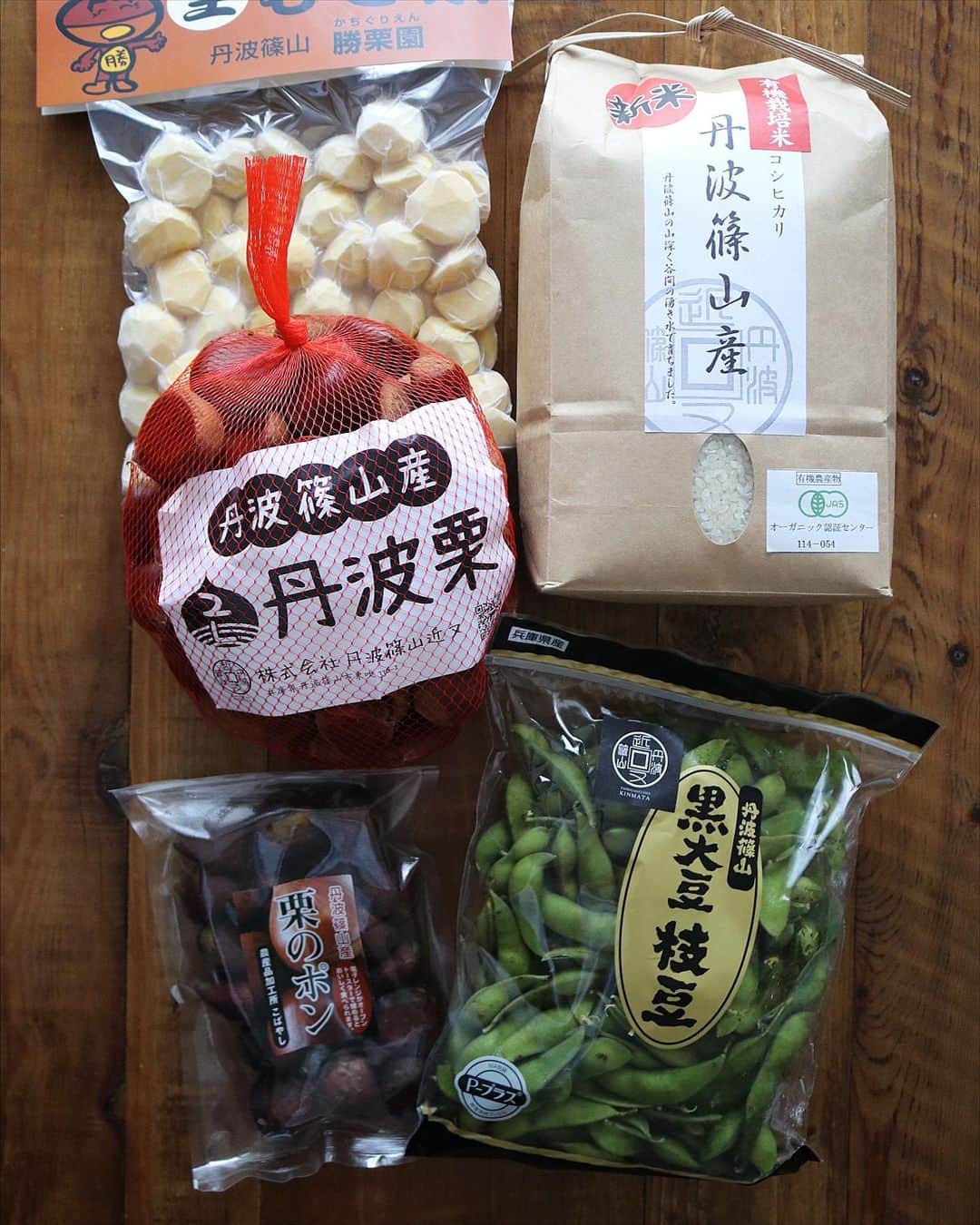 まいちくさんのインスタグラム写真 - (まいちくInstagram)「2020.10.12🌰 ． ． gm(｡>∀<｡)♡ ． ． 朝ごはんは和んプレート。 ． 栗ご飯のおにぎり 栗の渋皮煮 焼き鮭　 胡麻昆布 ささみと胡瓜の和物 プチトマト もずく酢 シャイン様 ． ．　 最近、朝ごはんにもずく酢を飲むのがマイブーム。 #飲むって🤣 身体にいいし、なにより目が覚めるよぅ♡😂 ． ． 週末は @tanbasasayama_kinmata さんに届けていただいた ・丹波篠山市産「丹波黒」枝豆 500g ・新米JAS認定 小橋さんの有機米 2kg(白米) ・丹波篠山産 2L大粒 熟成丹波栗 ・剥き栗 ・ポン栗 ． をふんだんに使って秋の味覚を堪能させていただきました♡ ． ストーリーにも投稿しましたが丹波栗は頑張って剥き剥きして渋皮煮に。 やっぱりいい栗は剥きやすいのね♪ ． パックされた剥き栗は冷凍保存ができるそうですが我が家では新米のコシヒカリと一緒に早速栗ご飯に。 剥かないで栗ご飯がいただけるなんて最高！😆 ． 枝豆は半分は塩茹で、残り半分は海老と茄子と一緒にかき揚げに。 揚げていただくのも香りが際立って美味しいです。 ． ． @tanbasasayama_kinmata さんのプロフからショップに飛べますので是非チェックしてみてね。 ギフトにもオススメですよー😉 ． ． ． #onigiriaction  #朝ごはん#朝食#ワンプレート #栗ご飯#栗#🌰#渋皮煮 #foodstagram#instafood  #delistagrammer#kurashiru  #locari#おうちごはん#フーディテーブル #igersjp#ellegourmet #おうちごはんLover  #マカロニメイト#ご飯でエールを #homecooking #japanesefood#foodlovers#foodie」10月12日 11時04分 - maichiku3