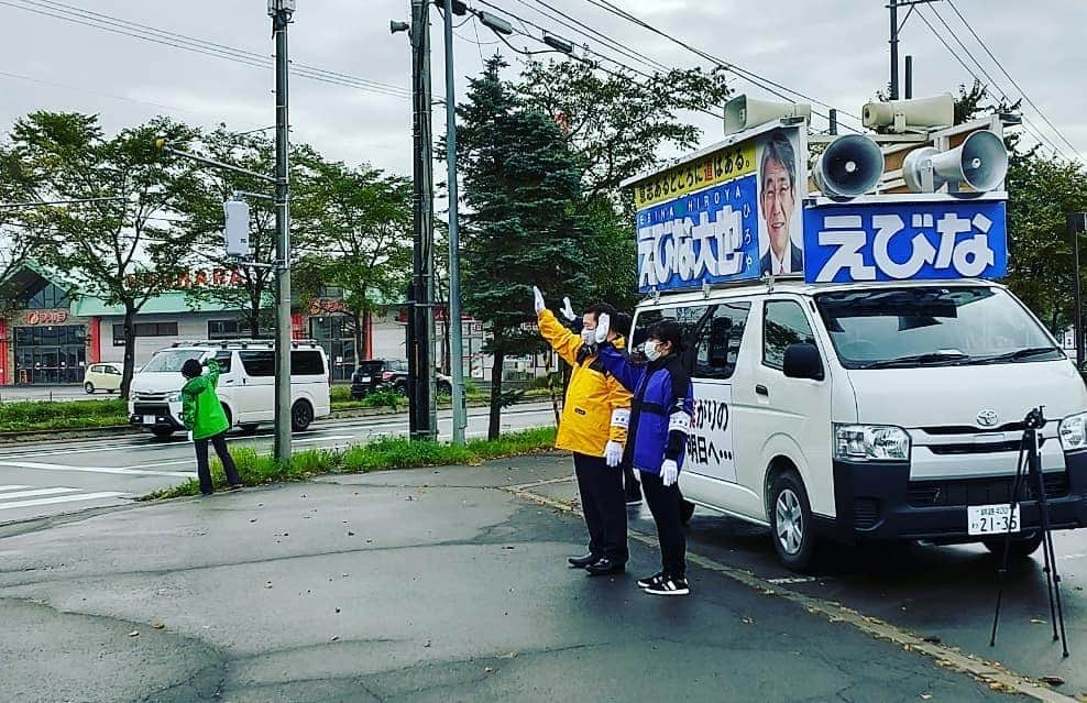 鈴木貴子さんのインスタグラム写真 - (鈴木貴子Instagram)「おはようございます！ いやぁー寒くて鳥肌ですな🐧 でも、写真(1枚目)はさめ肌です🦈  昨日は朝から１日、釧路市長選挙初日ということで 蝦名ひろや市長候補と共に釧路市内を回らせていただきました。  そして今朝は530に起きて、朝から市場まわりの御挨拶。 なかなか水揚げが少なく、水産都市としては厳しい状況が 続いています。 そんな中での努力の賜物が競りにかかっていました。  生産現場から陸にあがって消費者に届くまで 加工も含めてしっかりと地域産業を守っていかねばなりません。  その後は730からのえびな選挙対策事務所での朝礼に。 朝早くから連日事務所にて陰日向で支えてくださっている 皆さんに心から感謝申し上げます。 皆さんと一緒に１人でも多くのかたに、 これまでのえびな市政の実績を伝え、更なる高みへのチャンスを 与えていただけるようあせしてまいります。  その後は８時から昭和にて、街頭活動となりました。 いつもは鈴木貴子としての街頭活動ですが、 選挙期間中ということでえびな市長候補の仲間として🎤を持ちました。  ぜひ、えびな大也で検索結果してみてください！ インスタグラム始めたそうです👀」10月12日 11時00分 - _takako.suzuki_