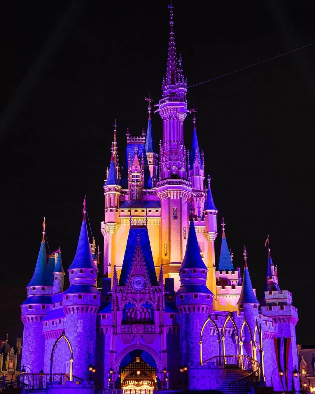 Disneyさんのインスタグラム写真 - (DisneyInstagram)「Champions! 🏀 Cinderella Castle at the #MagicKingdom is lit up in bright purple and gold in honor of the Lakers’ big win tonight during the 2020 NBA Finals, hosted at @ESPN Wide World of Sports Complex at @WaltDisneyWorld.」10月12日 11時13分 - disney
