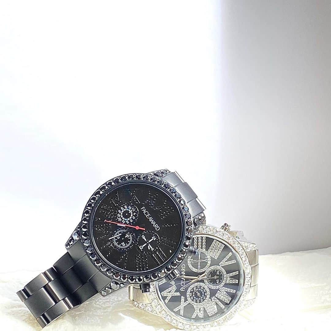 のインスタグラム：「DIAZ MBK Metal< -price- Metal ￥71.500(Tax in) ・ ・ ・ DIAZ SV Metal -price- Metal ￥60.500(Tax in)   #faceaward_jp #デコウォッチ #キラキラ時計 #恵比寿時計 #instaluxury #luxury#faceaward#フェイスアワード #swarovski #zirconia#腕時計#watch #watches #fashion #fashionwatch #jewelr#accessory #accessories #ファッション#ファッションウォッチ#ジュエリー#アクセサリー」