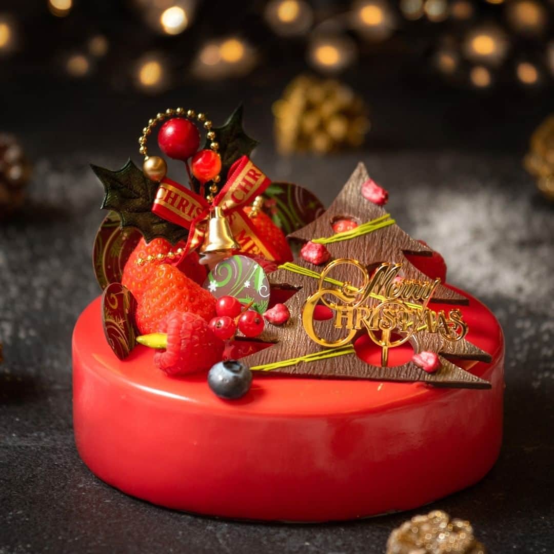 Sheraton Yokohamaさんのインスタグラム写真 - (Sheraton YokohamaInstagram)「【Christmas Collection 2020🎂】 今年のクリスマスケーキは、鮮やかなピンク色が目を惹く「ムースショコラルビー」とホワイトクリスマスをイメージした「プルミエネージュ」の2種類が新登場！ その他毎年好評の「ストロベリーショートケーキ」や「ナポレオン」、「ノエルショコラ」など、クリスマスシーンを一層華やかに盛り上げるケーキが揃いました。 . . . 【開業22周年記念 フォロー＆いいねキャンペーン実施中✨】  開業22周年！日ごろの感謝を込めて、 合計22名様にプレゼントが当たるキャンペーンを開催いたします！ ﻿ 応募方法は、横浜ベイシェラトン ホテル&タワーズ 公式アカウント（@sheratonyokohama ）をフォローし、9/24～10/23のいずれかの投稿に「いいね！」をするだけ！ ﻿ ご参加いただいた方から抽選で、合計22名様に横浜ベイシェラトン ホテル＆タワーズのスイートルーム宿泊券などをプレゼントします🎁﻿ ﻿ 期間は、2020年9月24日(木)〜10月23日(金)まで😊 詳細はコメント欄を確認ください！ ﻿ たくさんのご応募お待ちしています。  #横浜ベイシェラトン #横浜 #横浜駅 #シェラトン #ホテルスイーツ #ケーキ #クリスマスケーキ #ショートケーキ #記念日 #予約 #予約受付中 #クリスマスケーキ2020 #ドーレ #ストロベリー #ショコラ #dorer #sheratonyokohama #yokohamabaysheraton #sheraton #sheratonhotels #yokohama #hotellounge #sweets #sweetslovers #instasweets #cake #xmas #christmas #christmascake」10月12日 11時21分 - sheratonyokohama