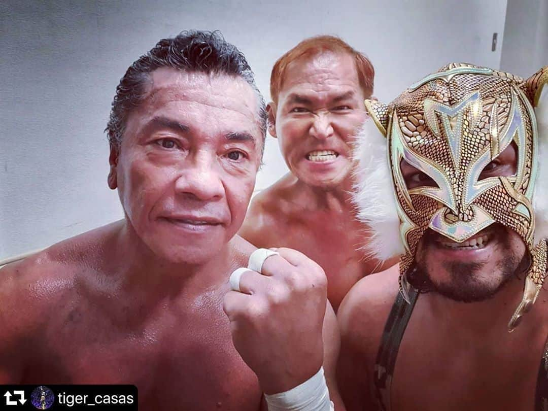 奥村茂雄さんのインスタグラム写真 - (奥村茂雄Instagram)「Con la gran leyenda 4:40 @negrocasas10 y @tiger_casas .  - -  #repost @tiger_casas ・・・ Una selfie de recuerdo tomada por el 4:40 en el KSB Hall al terminar de luchar. 🏯  Con la leyenda viviente Negro Casas y el Tifón e ídolo de Osaka Okumura!!! . . . #luchador #luchalibre #wrestler #wrestling #lutalivre #catch #deporte #luchalibremexicana #tigre #tiger #tigercasas #tigermask #cmll #87AniversarioCMLL #njpw #njpw1972 #njcmll #newjapanprowrestling #japan #Japón #mexicanwrestler #mexico #tokyo #korakuenhall #korakuen #coronavirus #cdmx #fantasticamania #fantasticamania2020」10月12日 11時17分 - okumuracmll