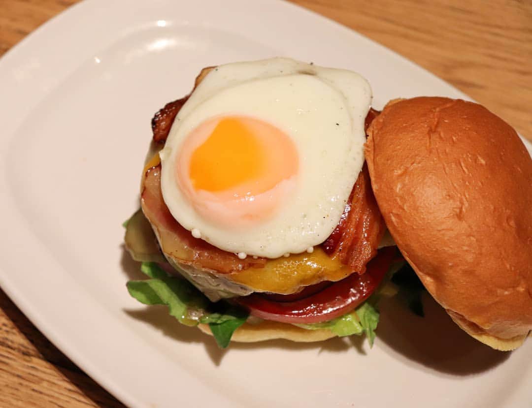 THE COUNTER JAPAN公式のインスタグラム：「Hello Monday.﻿ ﻿ ベーコン&目玉焼きをカスタムして、香ばしい旨味とまろやかな味わいに😋🍔﻿ ﻿ 今週も、自分好みのカスタムをお楽しみください🎵﻿ ﻿﻿ ******************﻿﻿ ◾プロフィールのURLより、HPにてWEB予約を承っております﻿ ◾テイクアウトアプリ「menu」にてオーダー可能です﻿ ﻿﻿ #thecounterjpn#hamburger#togo#burgertime🍔#burgerholic#burger🍔#burgermania#burgerkill#burgerday#burgerjoint#burgerlife#バーガー#takeout#六本木ハンバーガー#ハンバーガー巡り#ザカウンター#テイクアウトグルメ#ハンバーガー好き#グルメ好きな人と繋がりたい#ハンバーガー🍔#飯テロ#食べログ高評価#目玉焼き#ハンバーガー大好き#ベーコンエッグ#野菜好き#ベーコン#テイクアウトランチ#テイクアウトグルメ#テイクアウト」