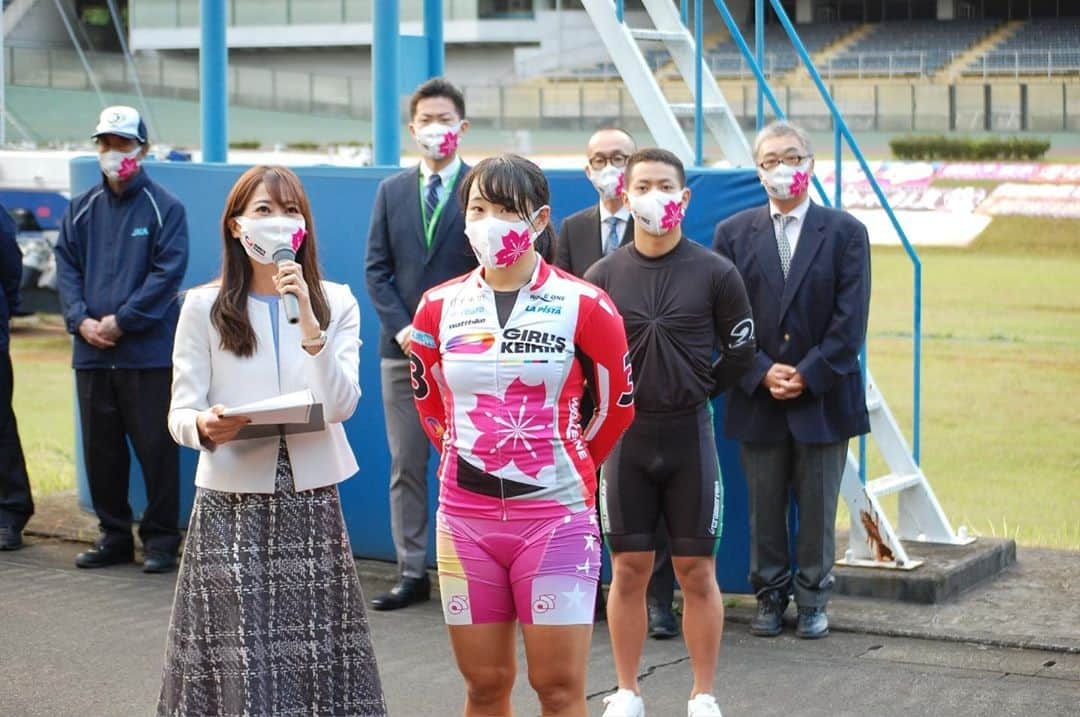 井上英里香さんのインスタグラム写真 - (井上英里香Instagram)「西武園競輪🚴‍♂️🚴‍♀️ 第3回オッズパーク杯FⅡ開催💫 * L級ガールズは #高木真備 選手完全Ｖ * A級チャレンジは #渡邊雅也 選手Ｖ * インタビュー＆表彰式は バンク内で実施しました🏆 * 副賞は牛肉🐄🥩 * 優勝おめでとうございます🎊㊗️🎉🍾✨ * ファンの皆様♡ 沢山のご来場ありがとうございました🙇🏻‍♀️🙇🏼‍♀️🙇🏽‍♀️🙇‍♀️🙇🏾‍♀️ * * #競輪 #西武園競輪 #seibu #keirin #優勝インタビュー #彩さい牛 #武州和牛 #🐮」10月12日 11時34分 - ribbonhome.erika