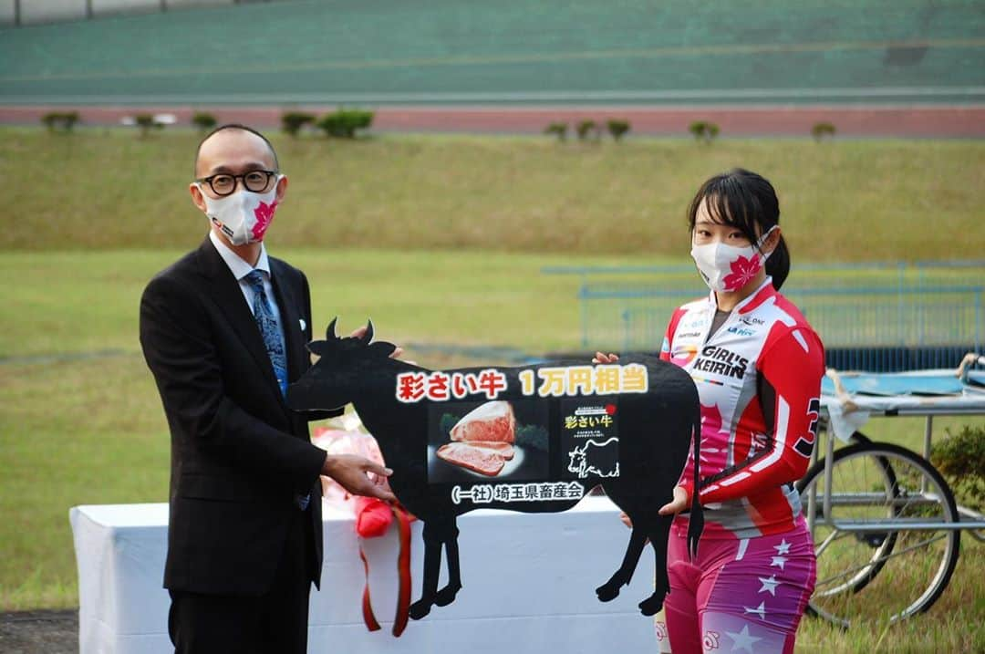 井上英里香さんのインスタグラム写真 - (井上英里香Instagram)「西武園競輪🚴‍♂️🚴‍♀️ 第3回オッズパーク杯FⅡ開催💫 * L級ガールズは #高木真備 選手完全Ｖ * A級チャレンジは #渡邊雅也 選手Ｖ * インタビュー＆表彰式は バンク内で実施しました🏆 * 副賞は牛肉🐄🥩 * 優勝おめでとうございます🎊㊗️🎉🍾✨ * ファンの皆様♡ 沢山のご来場ありがとうございました🙇🏻‍♀️🙇🏼‍♀️🙇🏽‍♀️🙇‍♀️🙇🏾‍♀️ * * #競輪 #西武園競輪 #seibu #keirin #優勝インタビュー #彩さい牛 #武州和牛 #🐮」10月12日 11時34分 - ribbonhome.erika