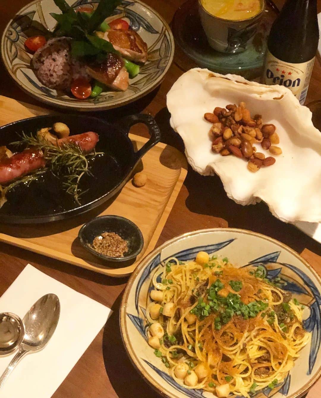 進藤やす子さんのインスタグラム写真 - (進藤やす子Instagram)「✳︎ （つづきです）  The Hiramatsu Hotels&Resorts 宜野座 @hiramatsuhotels_resorts_ginoza にはもうひとつ、凄腕のシェフがいる「カフェ」があったんです👀 . 公式サイトを見ていると食事処はひとつなのかな？（たしかにレストランは1ヶ所）と思っていたんですが、インフィニティプールからも水着で行けるラフな感じのカフェがあり、チェックイン時にそこの沖縄そばがすごく美味しい と教えてもらったので、2日目のランチはそちらに。 . ...で、 ◆沖縄そば ◆うちなープレート（ゴーヤチャンプルーとジューシー） を頼んでみたら、めちゃくちゃ美味しい😆❤️ . 聞けばこちらの新井田シェフは、ミッドタウンにあったBotanicaなどで料理長を務めた方。いや〜どうりでカフェの域を超えているわけです！ . こちらのメニューをルームサービスできると知り、 2日目の夜はシェフ特製の ◆3種あぐーソーセージのグリル ◆からすみと生もずく島とうがらしのペペロンチーノ」 ◆宜野座グリーンカレー ...に、昼も飲んで美味しかったオリオンビール（2種）を頼んでお部屋でのんびりディナータイム。 . いやはや、本当に #美食の旅 になり肥えて帰ってきました🐷笑 でも悔い無し！また行きたいよー！！ . .  #thehiramatsuhotelsandresorts  #thehiramatsuhotelsandresortsginoza  #thehiramatsuhotelsandresorts宜野座  #ひらまつ宜野座 #宜野座 #沖縄旅行 #沖縄旅行記 #沖縄グルメ  #進藤やす子の欲ばり週末旅  #進藤やす子の欲ばり週末旅ひらまつ宜野座編」10月12日 11時35分 - yasukoshindo