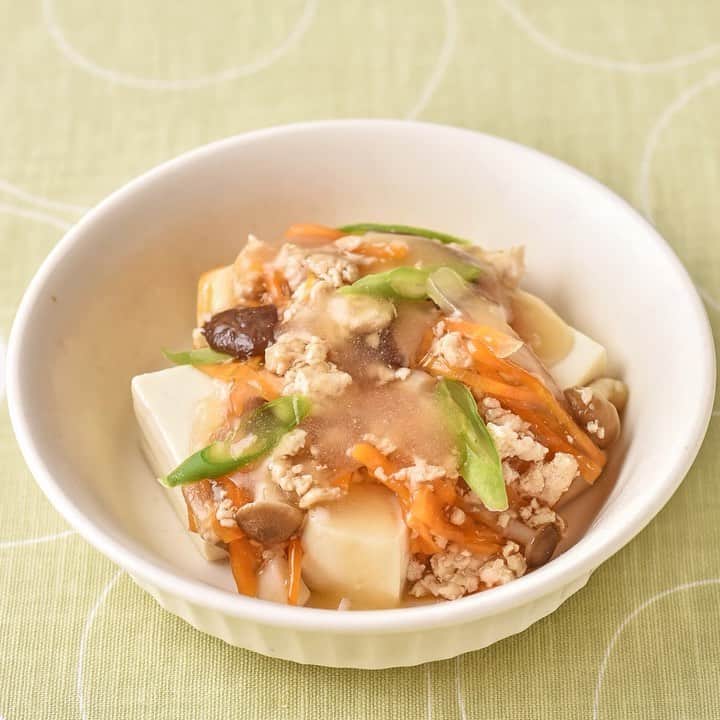 HAPIKU HAPIKU（ハピク）のインスタグラム：「★保育園給食のレシピ紹介★ 食感の違いを楽しんで【豆腐のきのこあんかけ】 噛まずに飲み込める絹豆腐に、噛みごたえのあるきのこのあんをかけて、食感の違いを楽しみます。 ============================= 【特集】食欲の秋！旬の食材でごはんを食べよう♪ https://shoku.hapiku.com/recipe/season/192/ レシピなど詳細はプロフィールのリンクからもみることができるよ！ ============================== #HAPIKU #HAPIKUレシピ #保育園給食のHAPIKU #保育園給食メニュー #保育園給食レシピ #食育のHAPIKU #乳幼児の食情報 #乳幼児のごはん #幼児食レシピ #幼児食 #保育園 #保育園給食 #保育園おやつ #保育園弁当 #保育園栄養士 #食育 #子育て #こどもごはん #こどものおやつ #こどものいる暮らし #新米ママ #豆腐きのこあんかけ #きのこ料理 #豆腐レシピ #秋の味覚」