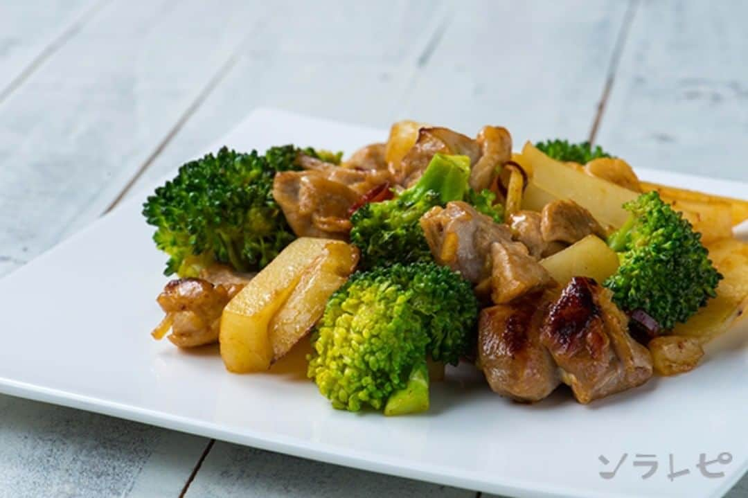 ソラレピのインスタグラム：「ジャガイモとブロッコリーのガーリック炒め Stir-fried potatoes and broccoli with garlic . 旬のじゃがいもを使った副菜です✨ ぺペロンチーノ風の味付けで、おつまみにもなる一品です❣ . レシピの詳細はソラレピアプリでチェック @solarepi のリンクからDLできます ソラレピ献立の写真投稿も #ソラレピ でお待ちしてます♪ . #solarepi #food #recipe #レシピ #cooking #料理 #instafood #簡単料理 #簡単レシピ #献立 #menu #japanesehomecooking #japanesefood #yummy #foodporn #foodstagram #homecooking #deristagrammer #クッキングラム #おうちごはん #じゃがいも #ブロッコリー #ガーリック炒め #旬」