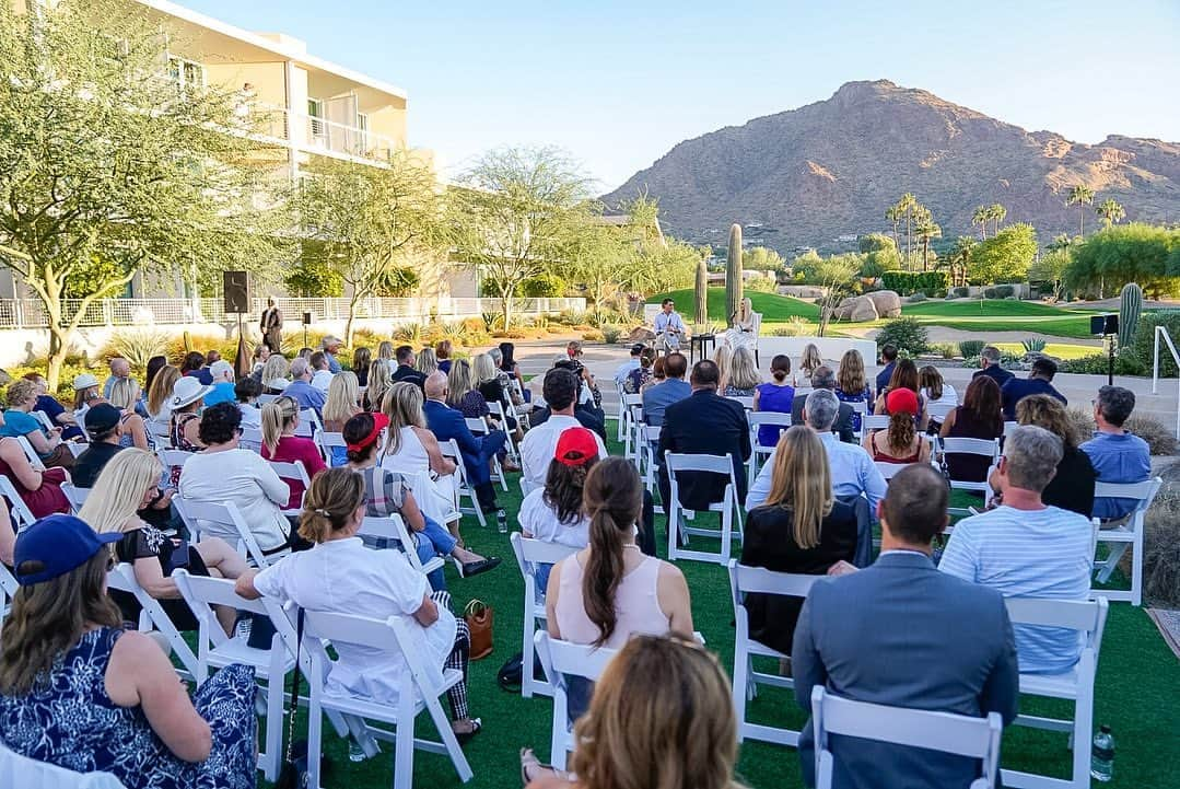 イヴァンカ・トランプさんのインスタグラム写真 - (イヴァンカ・トランプInstagram)「Under President Trump’s leadership, Arizona is leading the Great American Comeback for the country.   Great being back in Phoenix today campaigning for @POTUS! 🇺🇸  📷 : @courtlynnreed」10月12日 11時36分 - ivankatrump