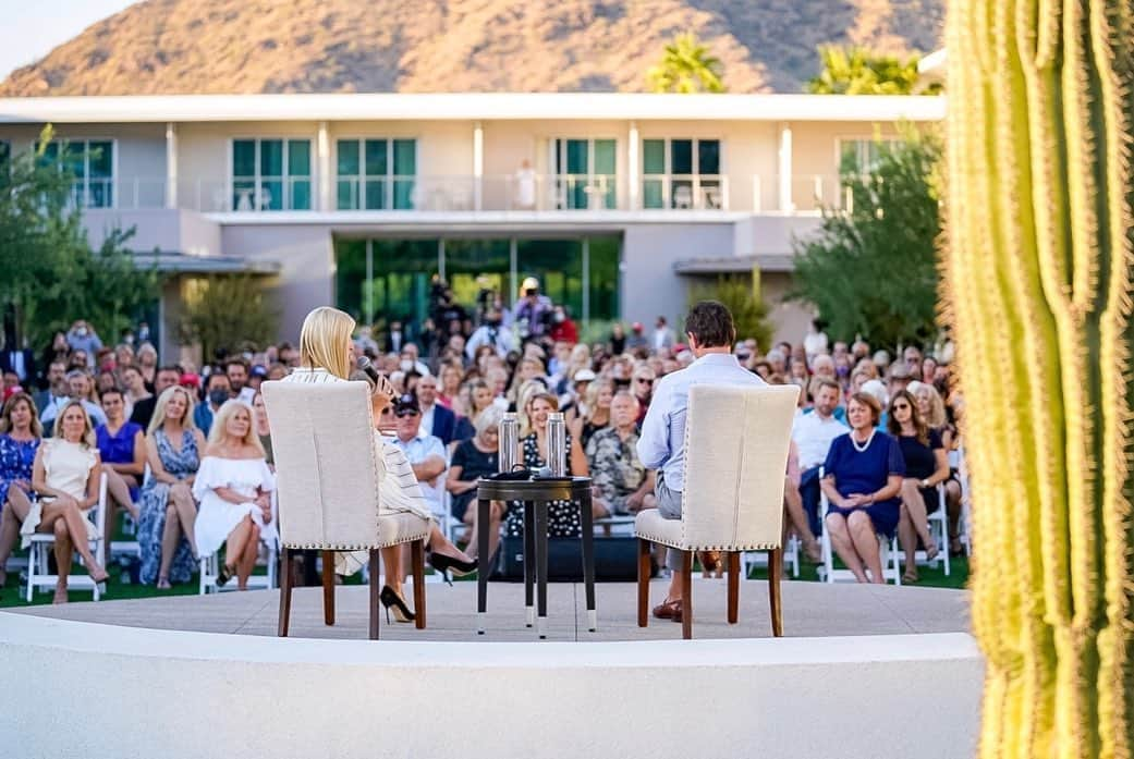 イヴァンカ・トランプさんのインスタグラム写真 - (イヴァンカ・トランプInstagram)「Under President Trump’s leadership, Arizona is leading the Great American Comeback for the country.   Great being back in Phoenix today campaigning for @POTUS! 🇺🇸  📷 : @courtlynnreed」10月12日 11時36分 - ivankatrump