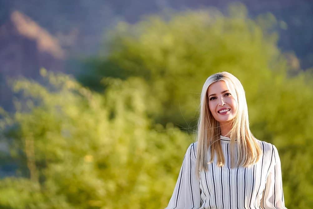 イヴァンカ・トランプのインスタグラム：「Under President Trump’s leadership, Arizona is leading the Great American Comeback for the country.   Great being back in Phoenix today campaigning for @POTUS! 🇺🇸  📷 : @courtlynnreed」