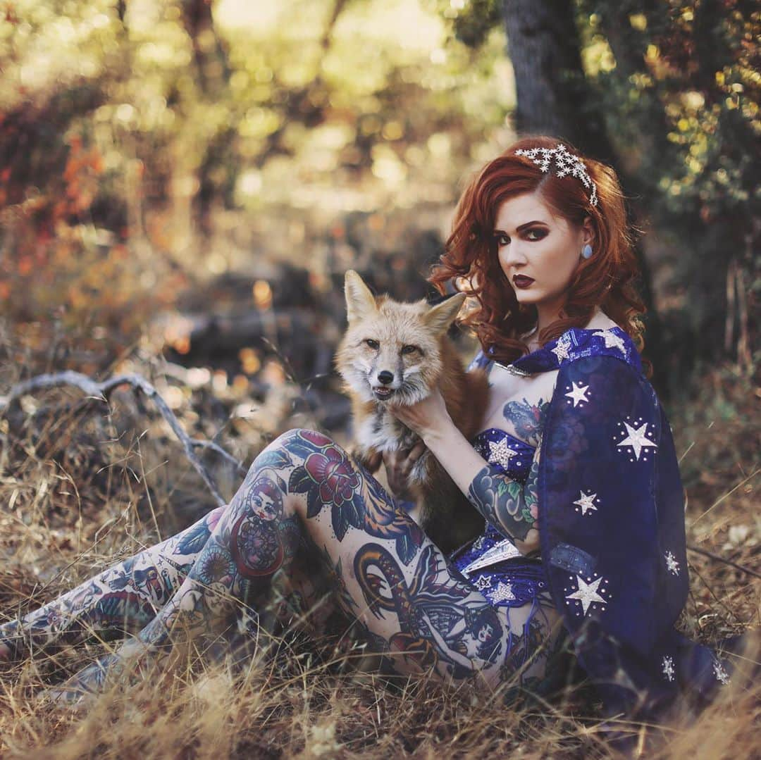 Rylaiさんのインスタグラム写真 - (RylaiInstagram)「Escape: And some days... we just need to take our fox and go out into the woods for some alone time!  . Recenter yourself by spending time with you in the middle of nowhere.... not everyone can bring their fox... but if you can.... I would highly recommend.  . . Photography: @anabeldflux  Model: @mslunamarie  Model: Viktor MUA: @heysaylorcosmetic  @varlavavoom @vintageinspiredbyjackie  . . . . #photography #foxes #redfox #viktor #photoshoot #photowithfoxes #bealone #bekind #becopassion #befoxy #walkinnature #animalencounters #jabcecc #instadaily #sandiego #socal #sd #southerncalifornia」10月12日 11時37分 - jabcecc