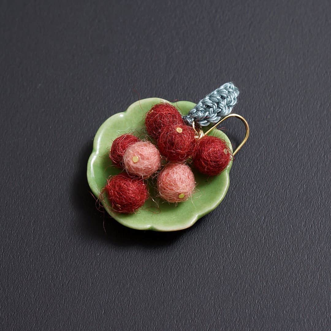 marbleSUD(マーブルシュッド) のインスタグラム：「今日のおやつは、ぶどうはいかが🍇ハンドメイドアクセサリーのchiLL chiLLから「葡萄」モチーフのアクセサリーが入荷しました。ピアスにイヤリングにネックレス。どれも、まぁるいフェルトボールがほっこり愛らしく、秋服の装いに華やかさをプラスしてくれます。」