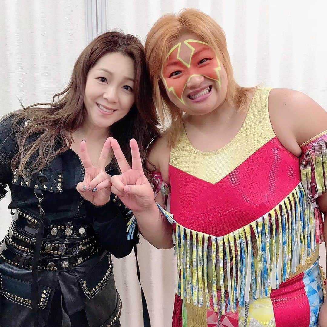 井上貴子のインスタグラム：「試合開始直前に撮影したよ^ ^  ピース×2でW井上。  完全信頼感MAXの 運命の人！井上京子選手。  32年前の10月10日に この後楽園ホールで こんなふうに対角で…  リングアナウンサーが 「いのうえ〜」というと 2人とも前に出て  「たか〜こ〜」で 京子が下がる…（笑）  そんなおもしろいきょんぴーと  同い年で同期で 親戚ではないけど 「井上」で  32年後に 同じように（同じではないか） こーやってリングにいれるのは  「奇蹟」だ。  「ディスティニーハンマー」も 「美拳」も  京子に仕掛けるのは ちょっと気合いが違う。  実は朝起きて ここ最近で とてもコンディションが良く  勝てる気がしたので 「負けたら引退」とsnsで 発表しようと思ったんだけど  朝忙しくて スマホいじってる時間がなくて…  あっという間に試合の時間。  そしてあっけなく敗退。  「よかった！snsに投稿しなくて！！」と心からおもった。  そんなマイクアピールをして。  やはりW井上は 対角ではなく隣にいるべき！  とW井上復活宣言をしました！  これからも カラダが続く限り がんばりまーーす。  ディアナさん。 コロナ対策バッチリしてくださり 感謝です。  木下先生！ 感動のリングアナウンスありがとうございました！  そしてご来場の皆様 コロナ禍の中ありがとうございました😊  まだコロナ禍は続くのかどうかも みんなとにかくはじめてのことばかりで大変ですが  個人個人が意識を持ち 協力する！  という体制が 良い形を作って行くんだと 実感しました。  ご協力頂きまして ホントに心から感謝致します。  Happyで^ ^  #井上貴子  #LLPWX #女子プロレス #TikTokはじめてみた #紅緒と柊音 #トイプードル #イチナナ動画配信本日20時 #ディアナ女子プロレス #10月11日後楽園ホール #Twitterも見てね #10月10日デビュー記念日 #感謝 #STOPCOVID19」