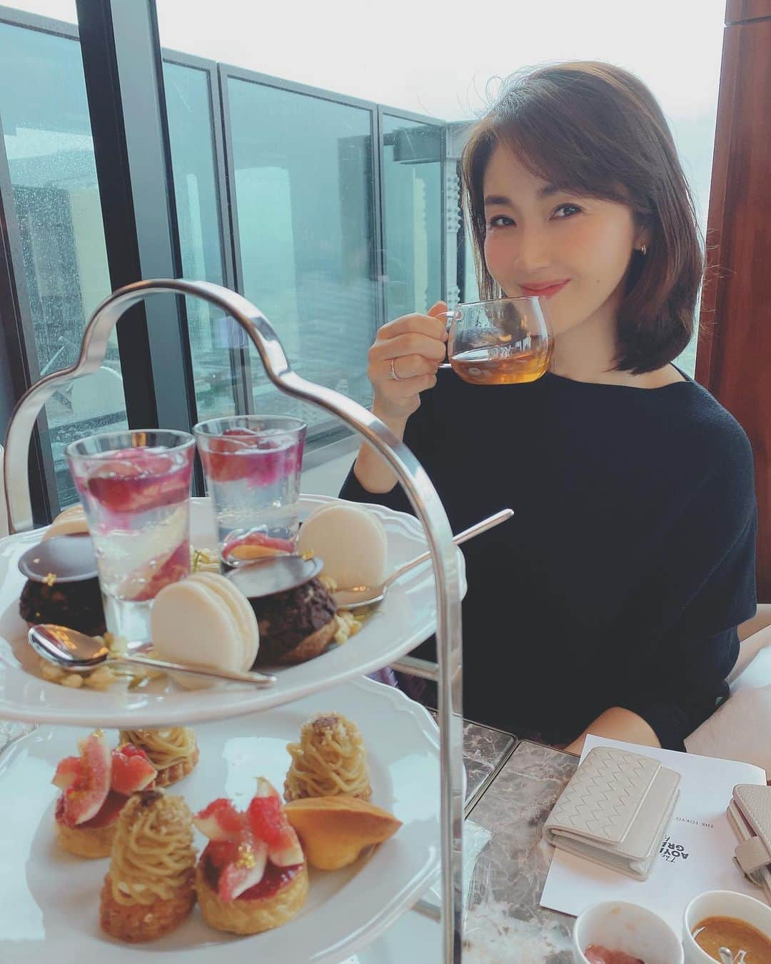 織香さんのインスタグラム写真 - (織香Instagram)「マダム桂子TEAを嗜みにオープンしたばかりのTHE AOYAMA GRAND Hotelへ😊 ・ 芦田桂子ちゃんの手がける薬膳美容ハーブティがなんと✨✨✨ 青山グランドホテル20FのTRATTORIA ANDOREA ROSSIのアフタヌーンティーでも楽しめる事になりました❤️ アフタヌーンティー大好きだけど、紅茶の飲み過ぎはカフェインが気になる所。。 美容に良い薬膳茶が何杯でも頂けるなんて嬉しすぎる😍しかも、桂子TEAは本当に飲みやすく美味しいので、薬膳やハーブティ苦手な方にもお勧め❣️ ・ 沢山のスイーツを美味しくいただきながら、久々に会えた皆で楽しくゆっくり時間を過ごしました🥰 ・ #また行きたい #afternoontea#theaoyamagrandhotel #tokyo#friends」10月12日 11時53分 - orikagram